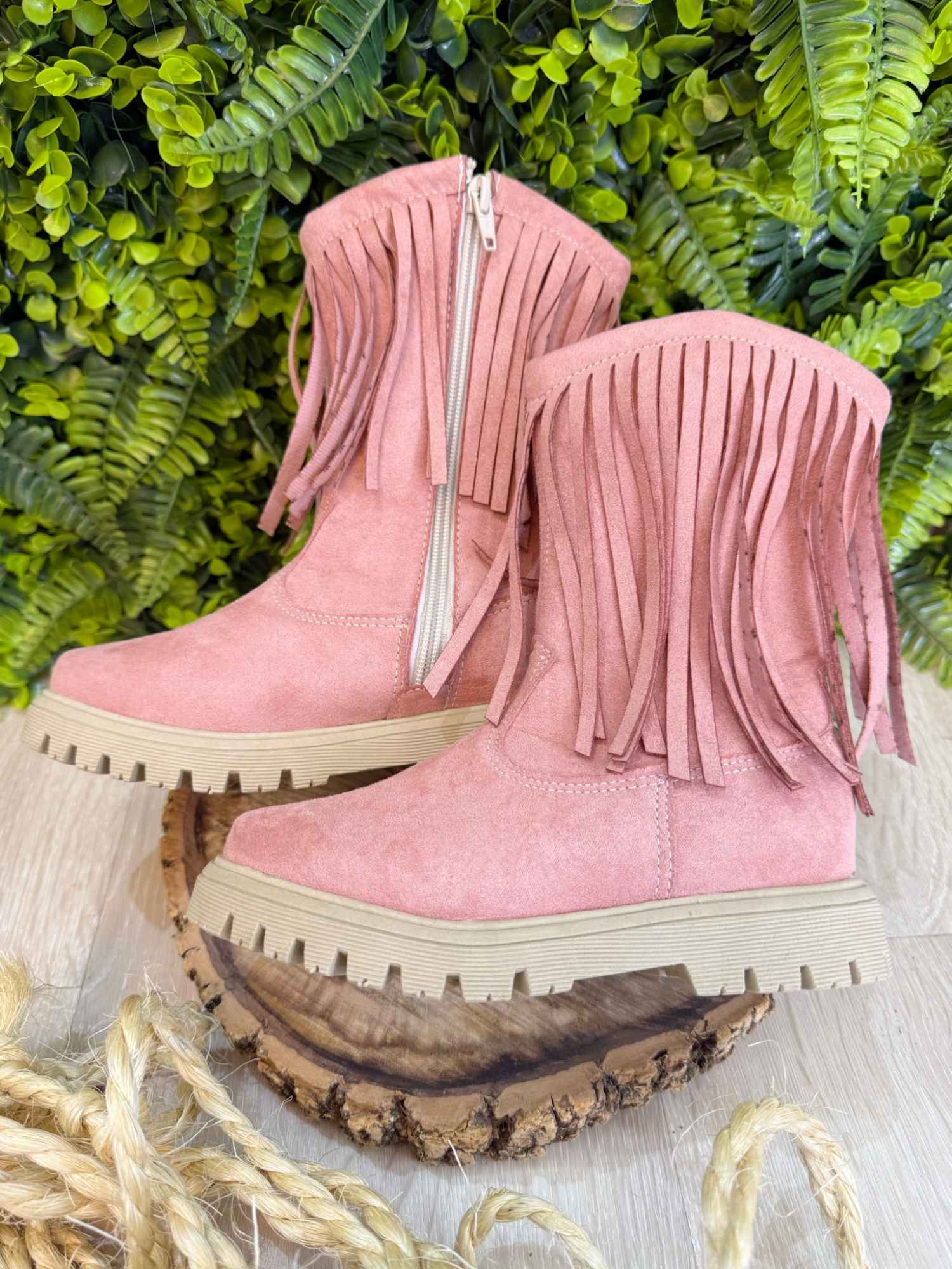 Bota Infantil Rosa em Camurça com Franjas para Estilo e Conforto