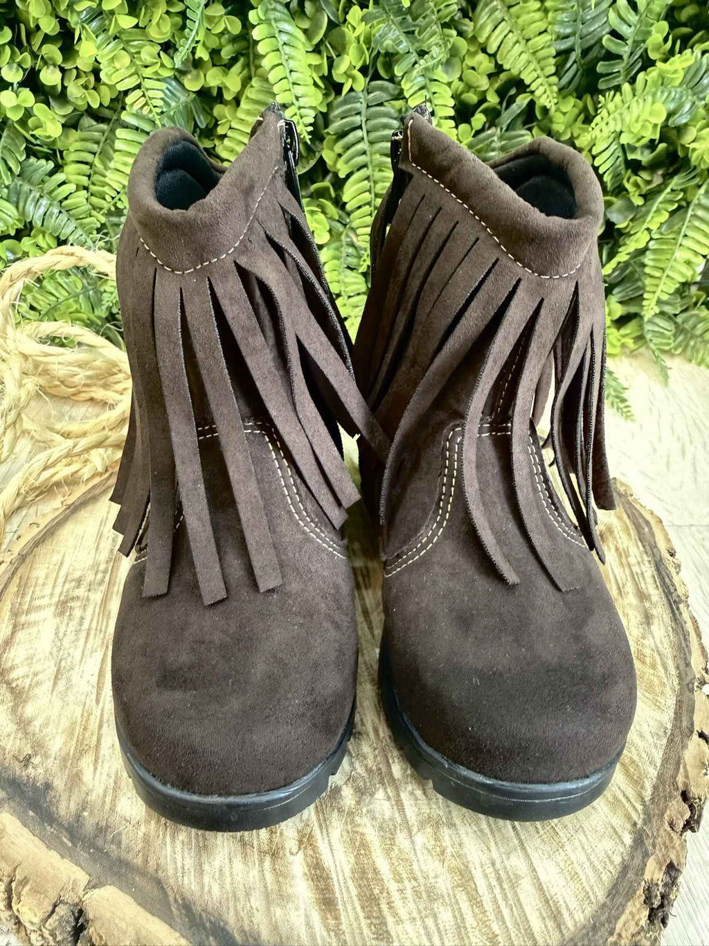 Bota Infantil em Camurça Marrom Café com Franjas para Estilo e Conforto