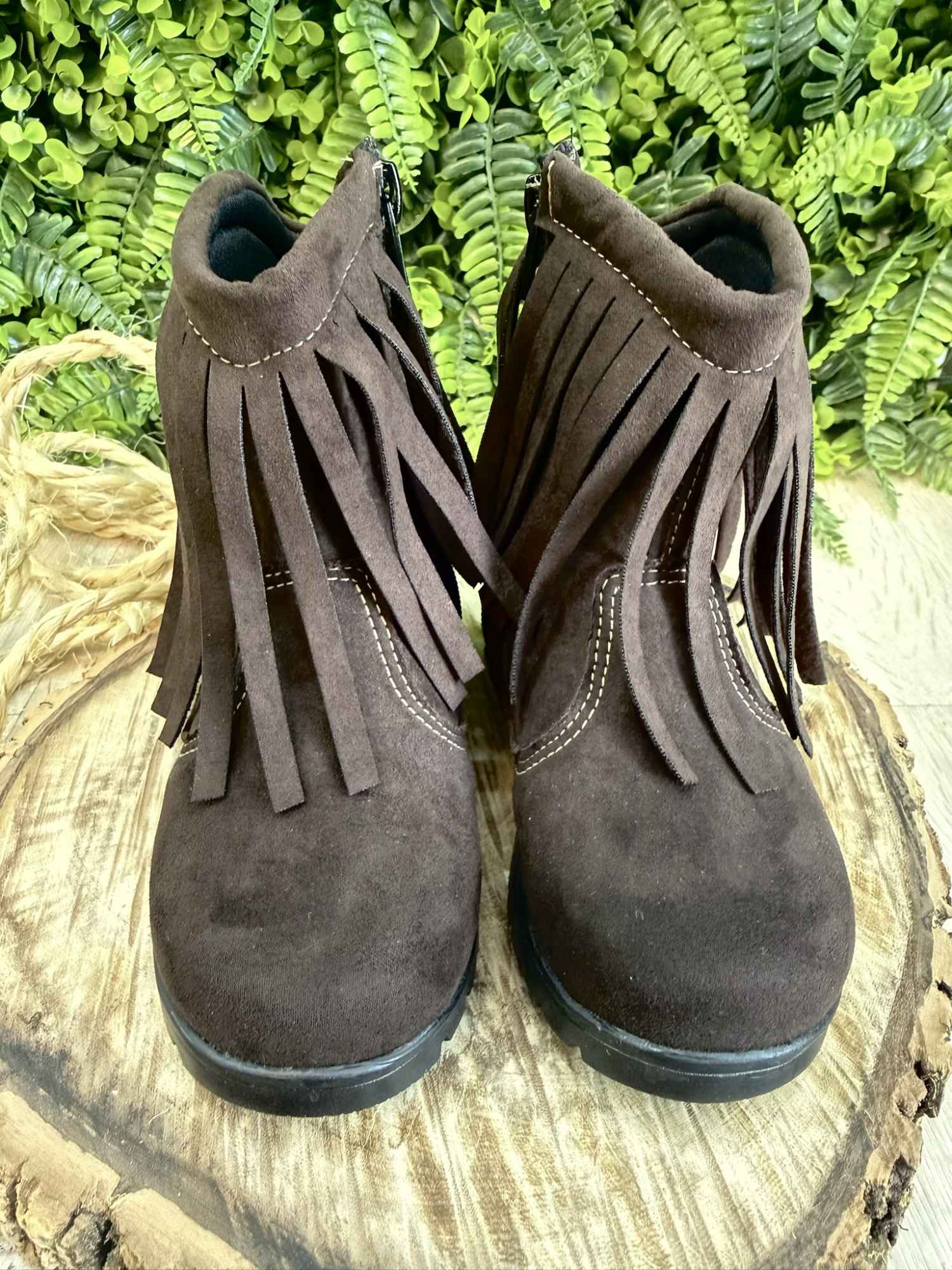 Bota Infantil em Camurça Marrom Café com Franjas para Estilo e Conforto