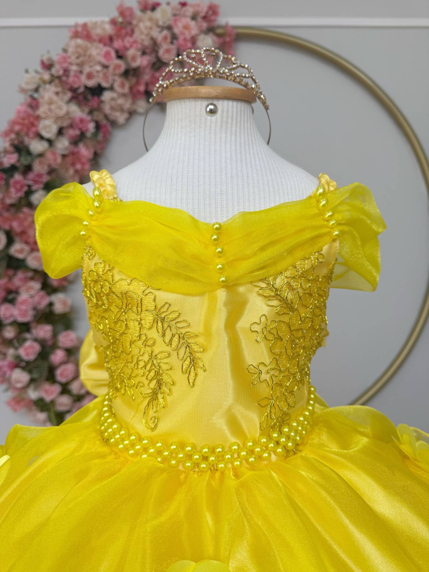 Vestido Infantil Luxuoso em Tecido Acetinado com Renda e Pérolas