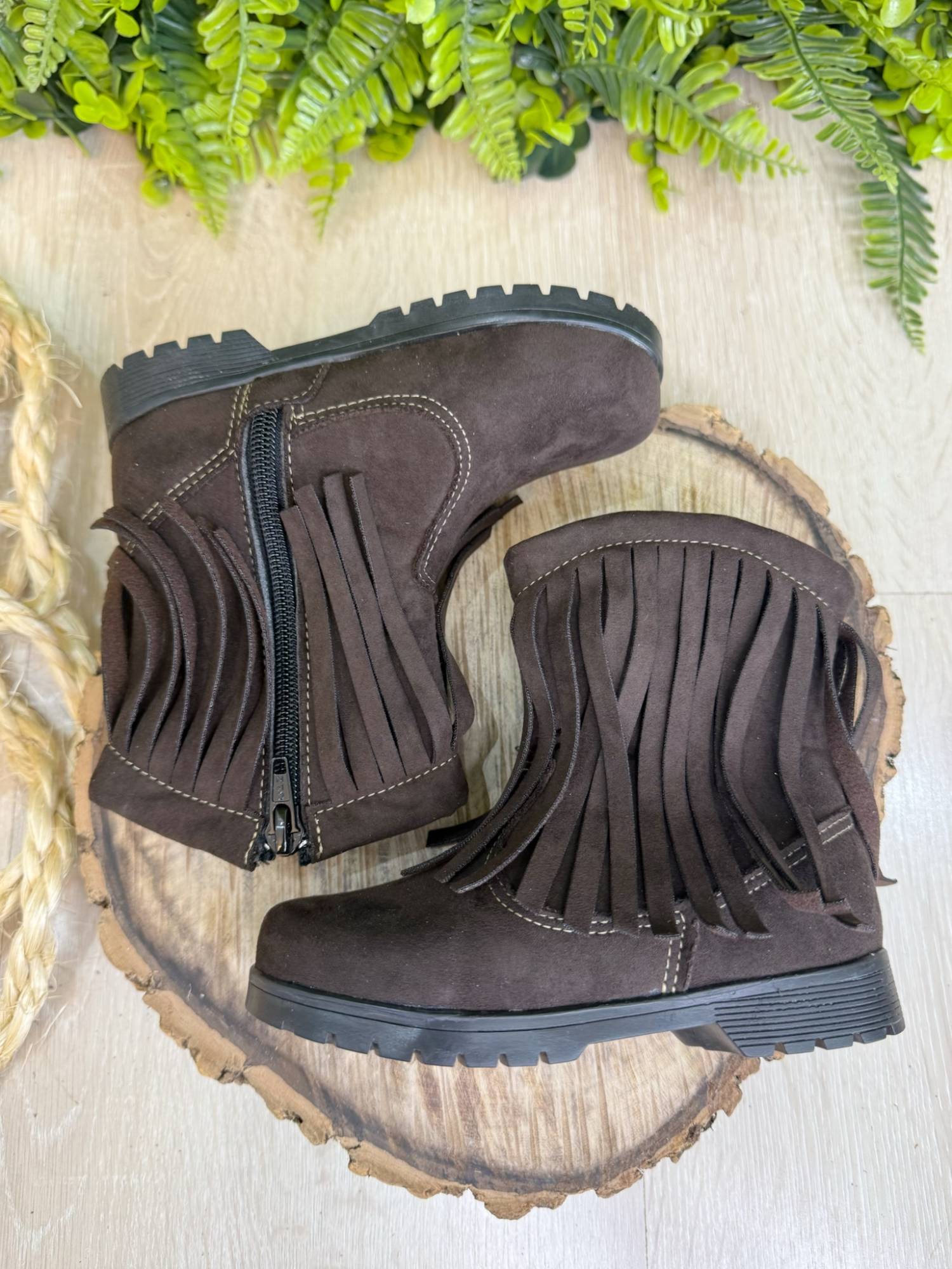 Bota Infantil em Camurça Marrom Café com Franjas para Estilo e Conforto