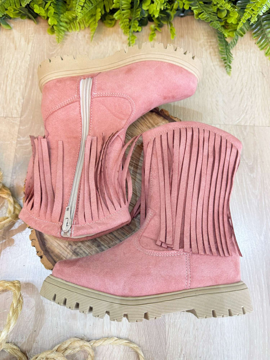 Bota Infantil Rosa em Camurça com Franjas para Estilo e Conforto