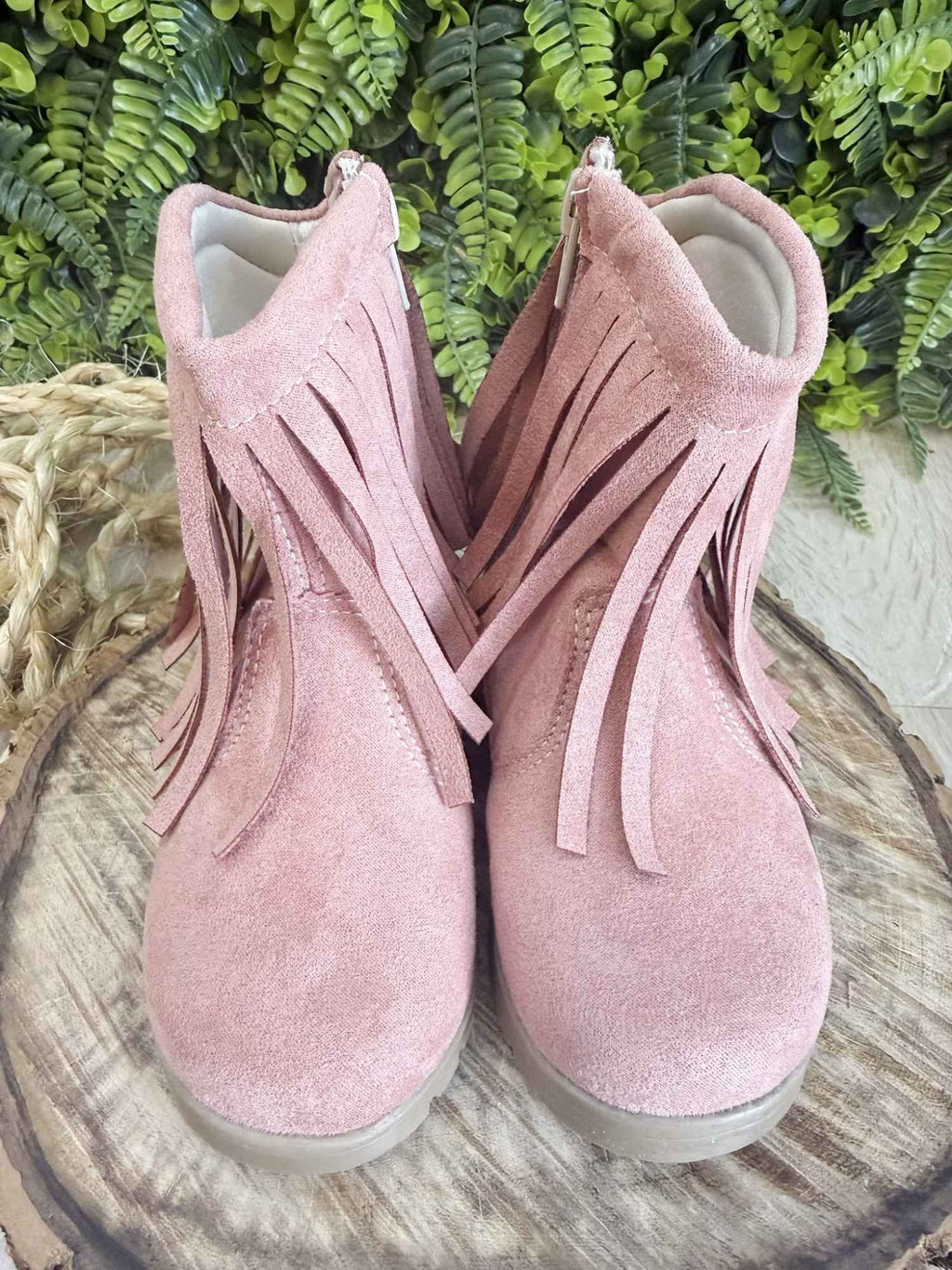 Bota Infantil Rosa em Camurça com Franjas para Estilo e Conforto