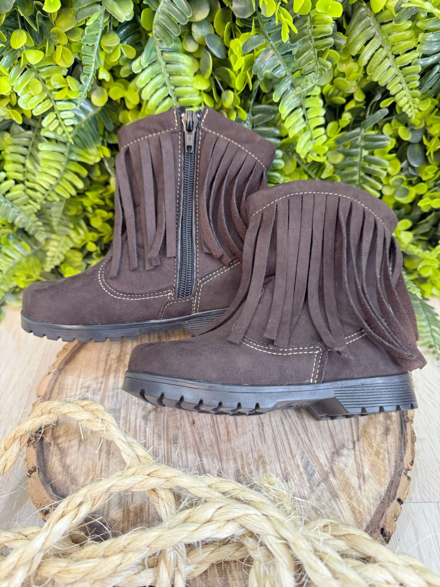 Bota Infantil em Camurça Marrom Café com Franjas para Estilo e Conforto