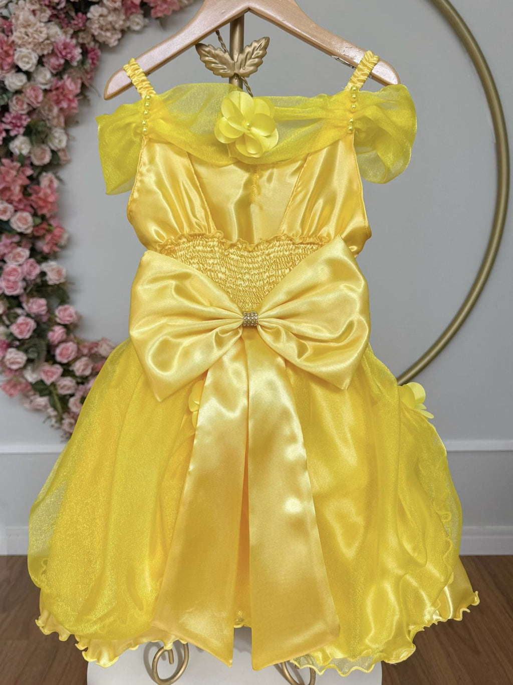Vestido Infantil Luxuoso em Tecido Acetinado com Renda e Pérolas