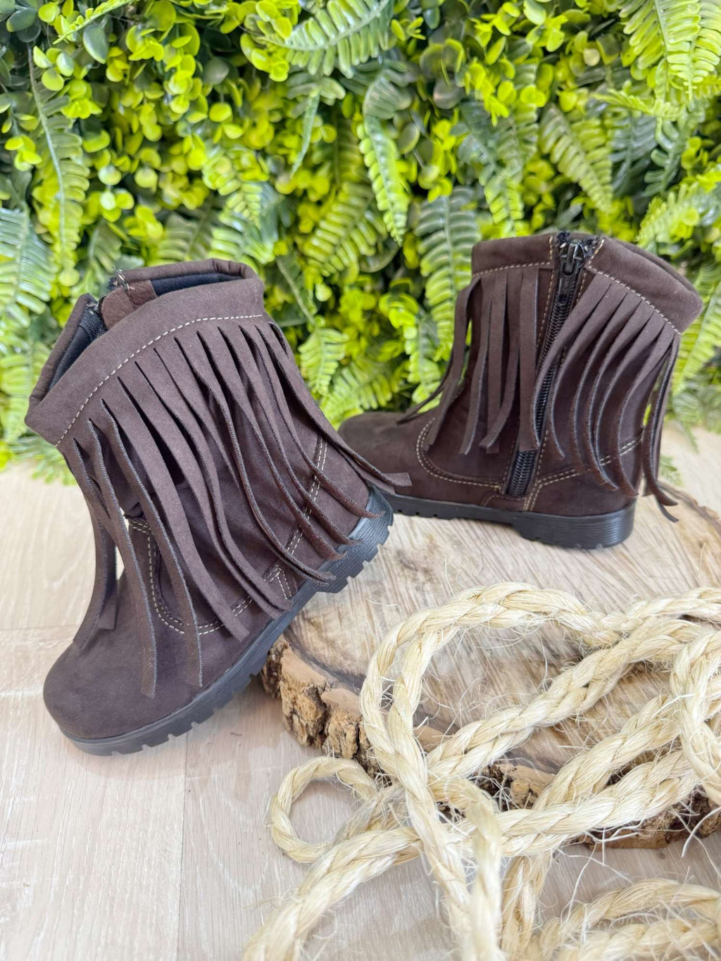 Bota Infantil em Camurça Marrom Café com Franjas para Estilo e Conforto