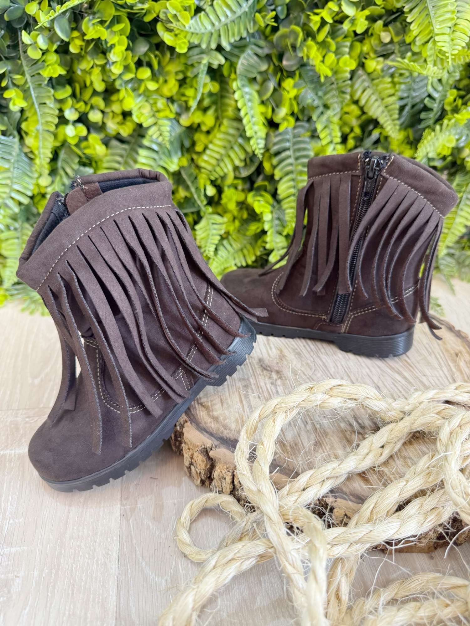 Bota Infantil em Camurça Marrom Café com Franjas para Estilo e Conforto