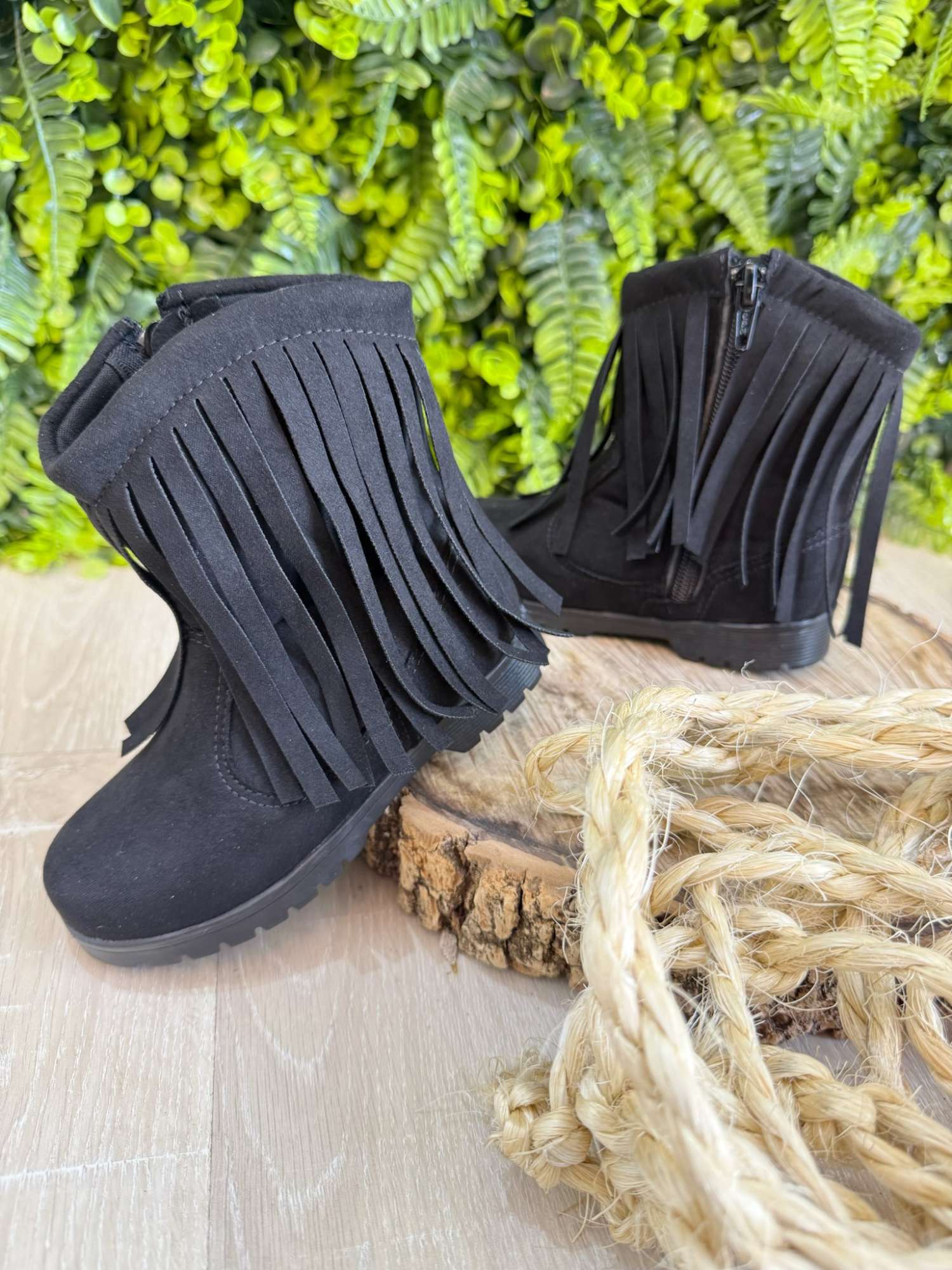 Bota Infantil Preta de Camurça com Franjas para Inverno
