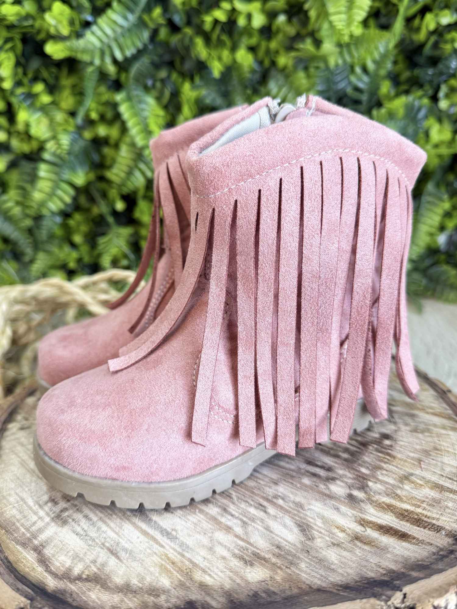 Bota Infantil Rosa em Camurça com Franjas para Estilo e Conforto
