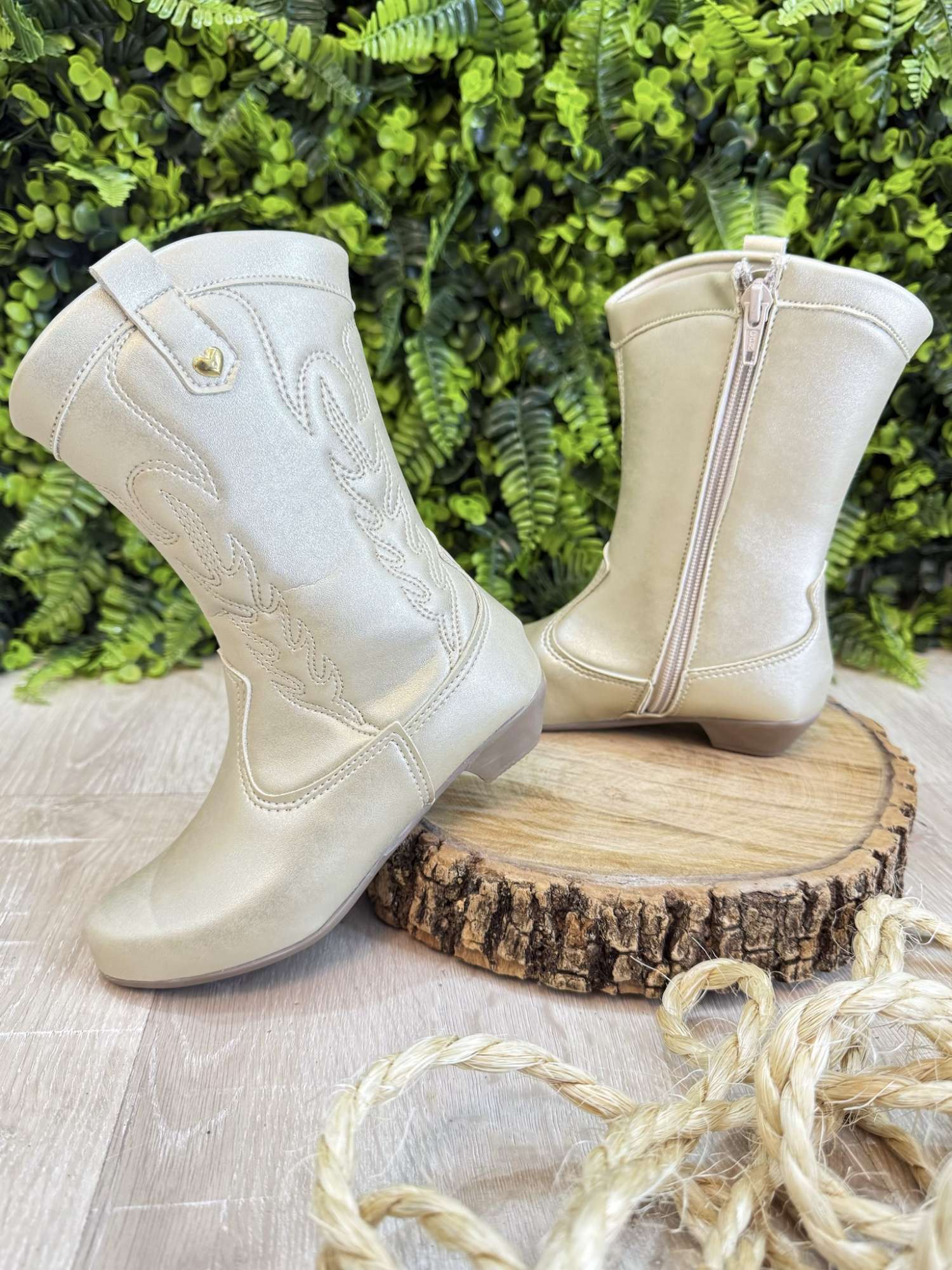 Bota Infantil em Courino para Inverno com Zíper e Salto Dourado