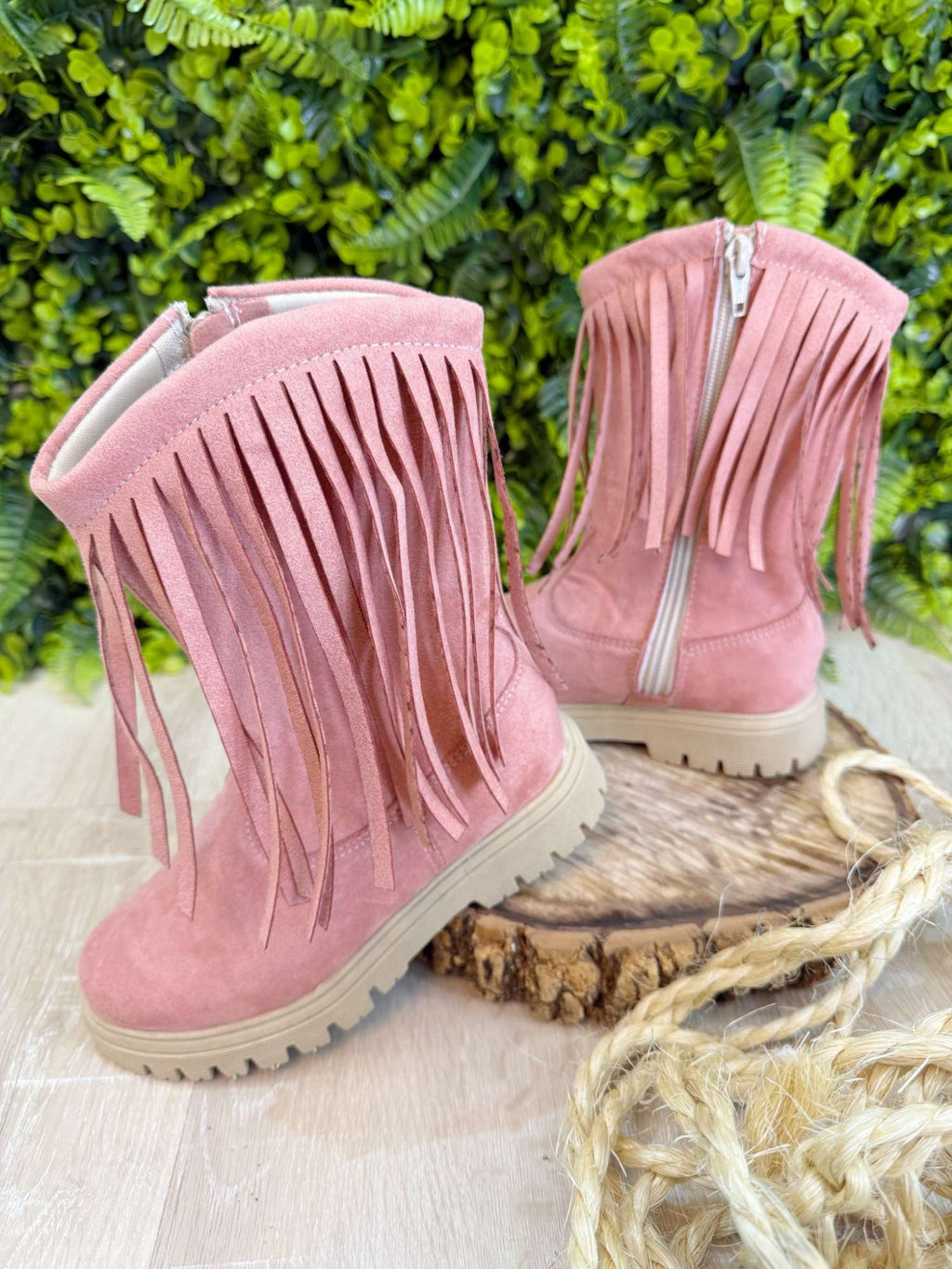Bota Infantil Rosa em Camurça com Franjas para Estilo e Conforto
