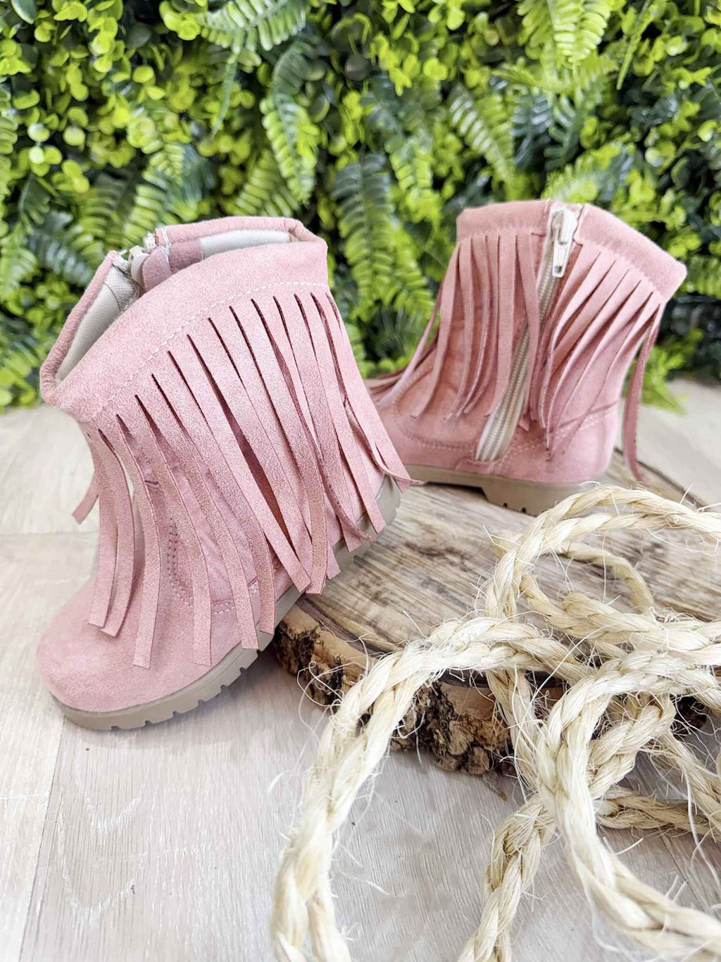Bota Infantil Rosa em Camurça com Franjas para Estilo e Conforto