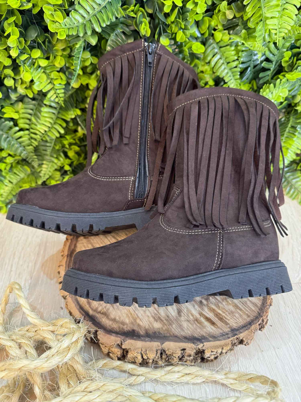Bota Infantil em Camurça Marrom Café com Franjas para Estilo e Conforto