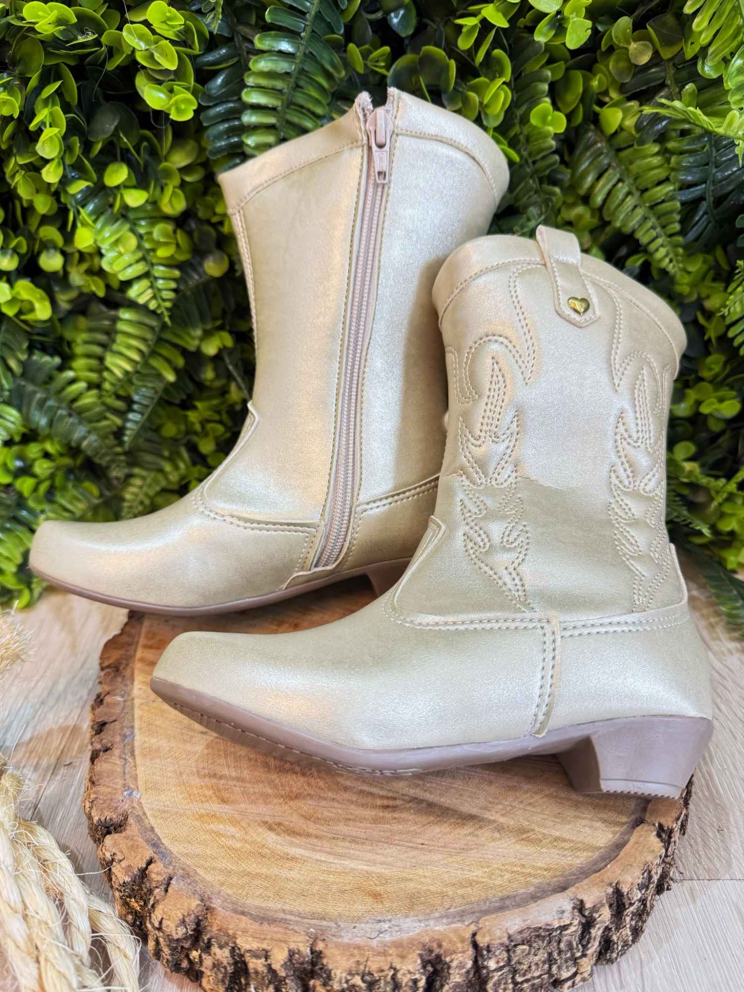 Bota Infantil em Courino para Inverno com Zíper e Salto Dourado