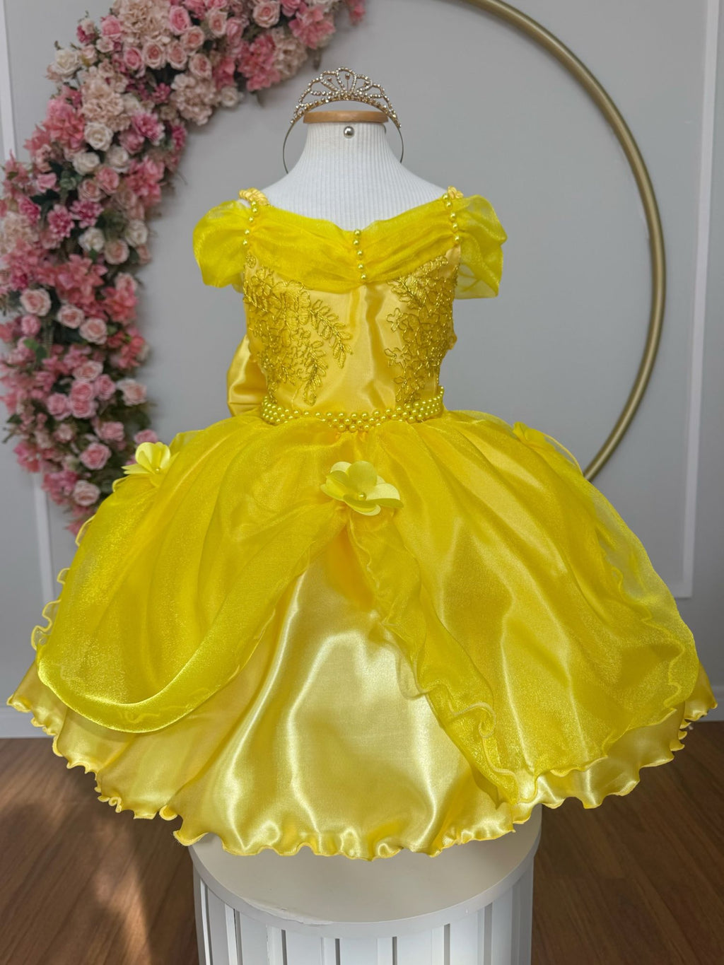 Vestido Infantil Luxuoso em Tecido Acetinado com Renda e Pérolas