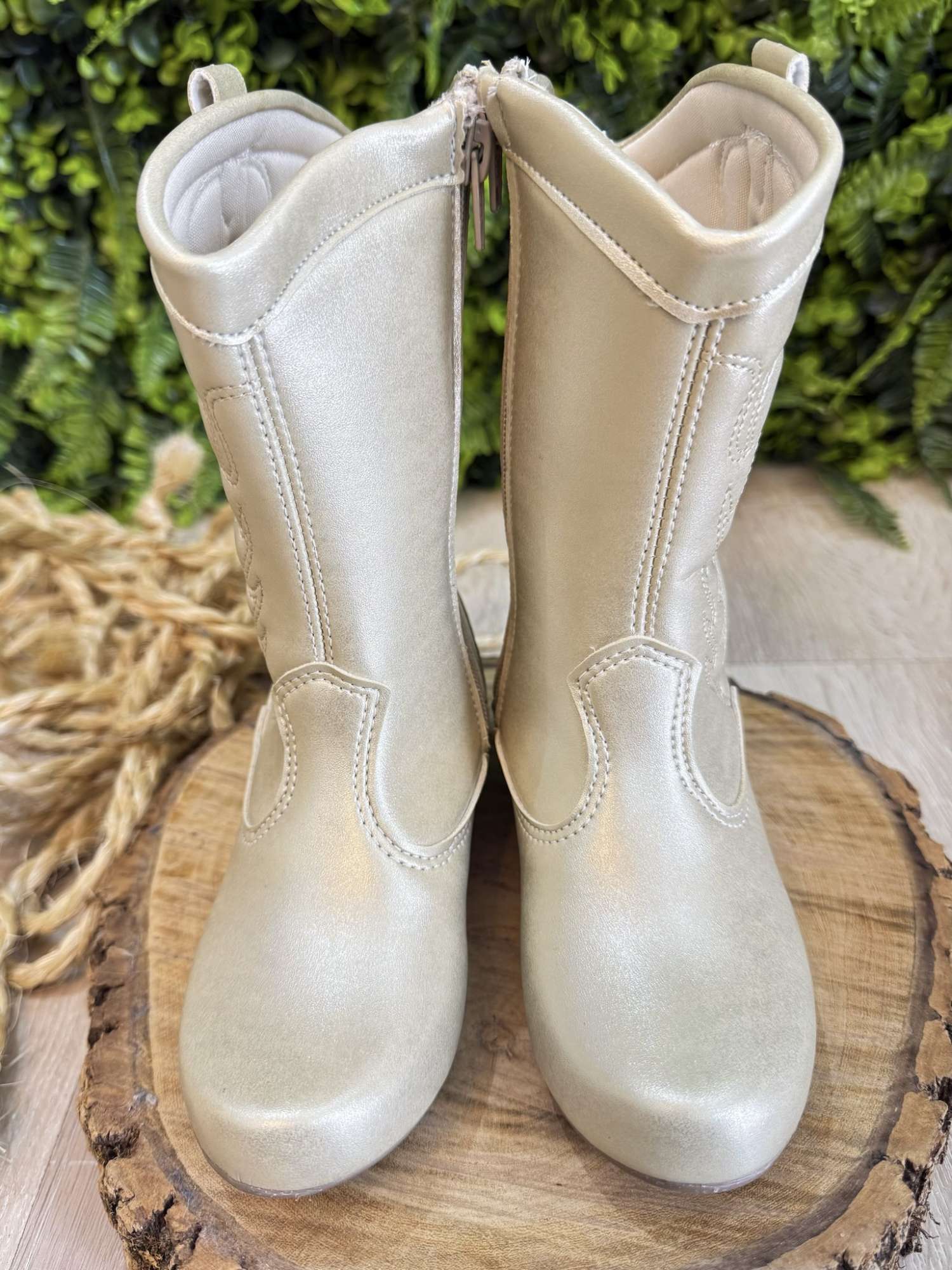 Bota Infantil em Courino para Inverno com Zíper e Salto Dourado
