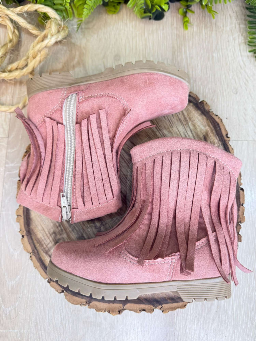 Bota Infantil Rosa em Camurça com Franjas para Estilo e Conforto