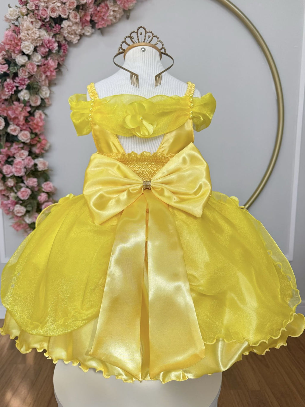 Vestido Infantil Luxuoso em Tecido Acetinado com Renda e Pérolas