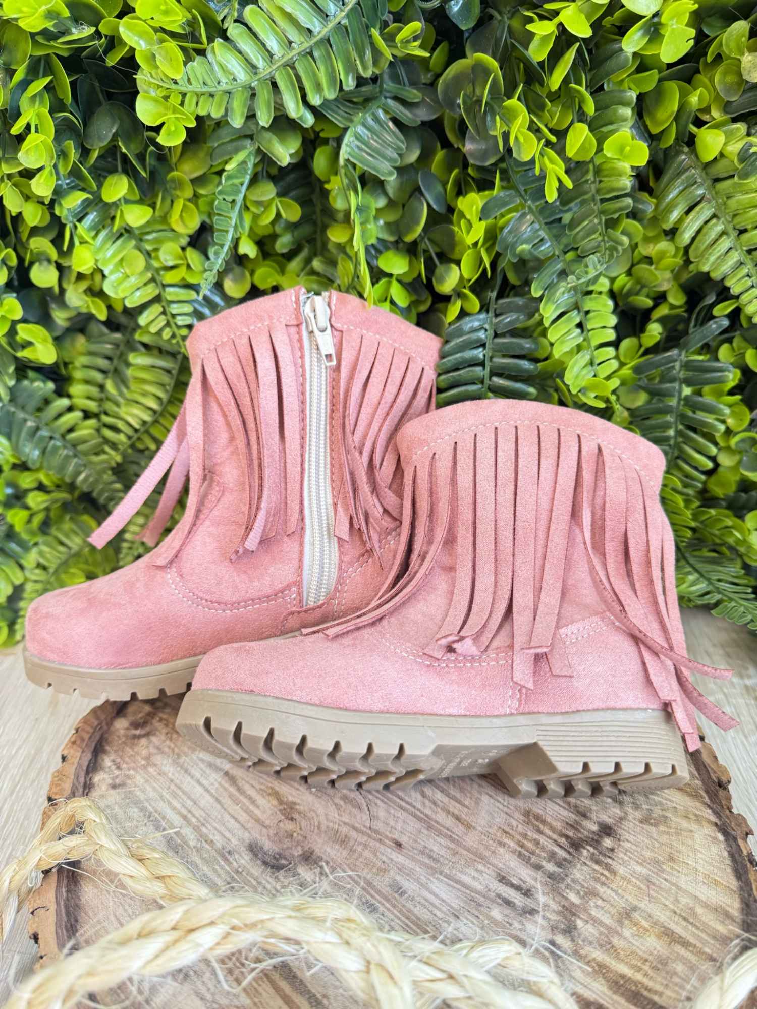 Bota Infantil Rosa em Camurça com Franjas para Estilo e Conforto