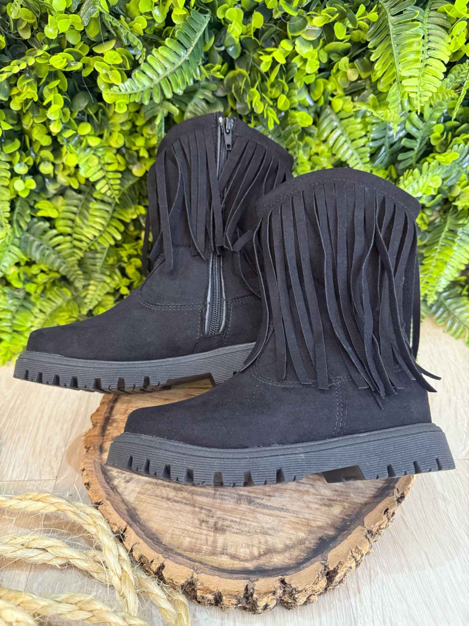 Bota Infantil Preta de Camurça com Franjas para Inverno