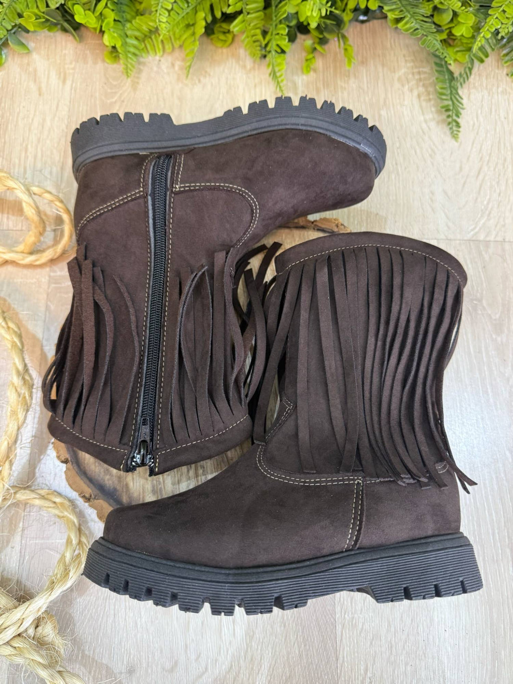 Bota Infantil em Camurça Marrom Café com Franjas para Estilo e Conforto