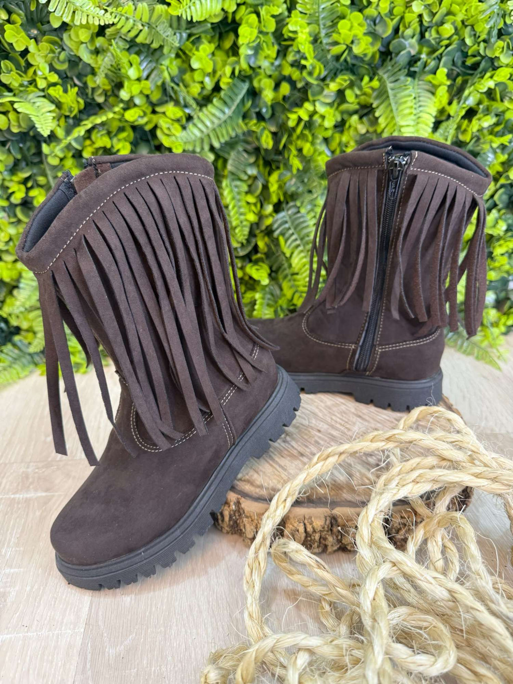 Bota Infantil em Camurça Marrom Café com Franjas para Estilo e Conforto