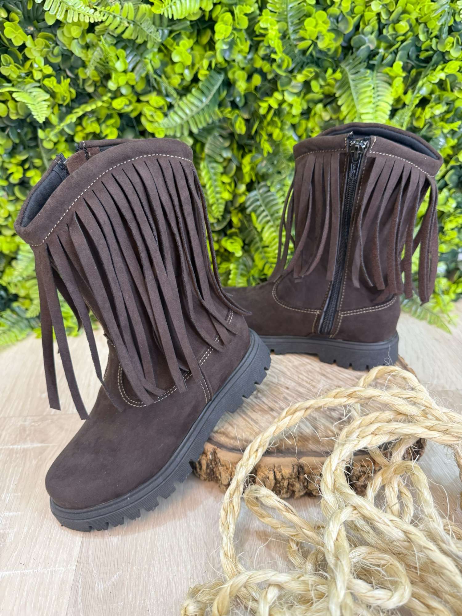 Bota Infantil em Camurça Marrom Café com Franjas para Estilo e Conforto