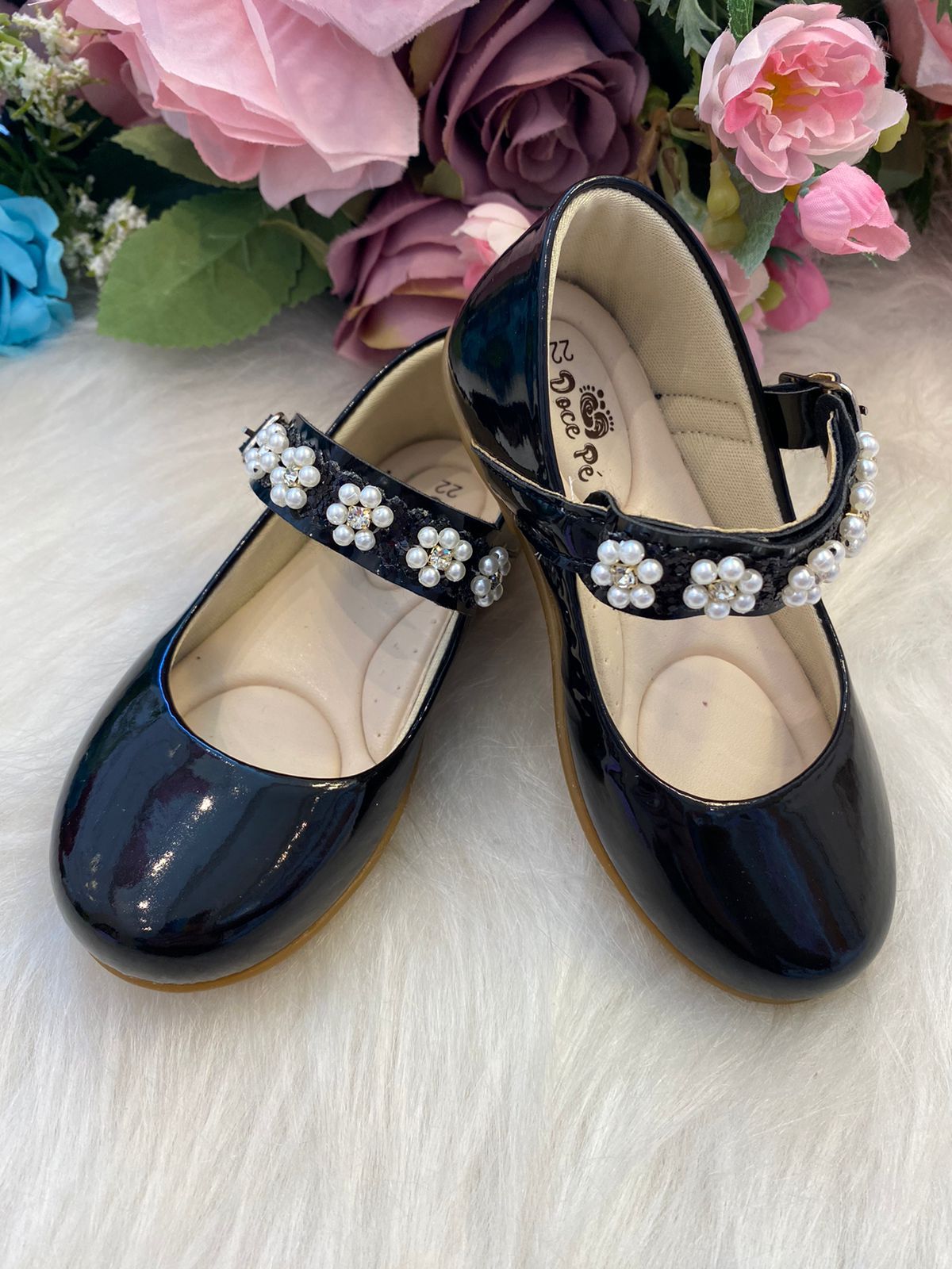 Sapatilha Preta Com Flor De Pérolas Para Meninas