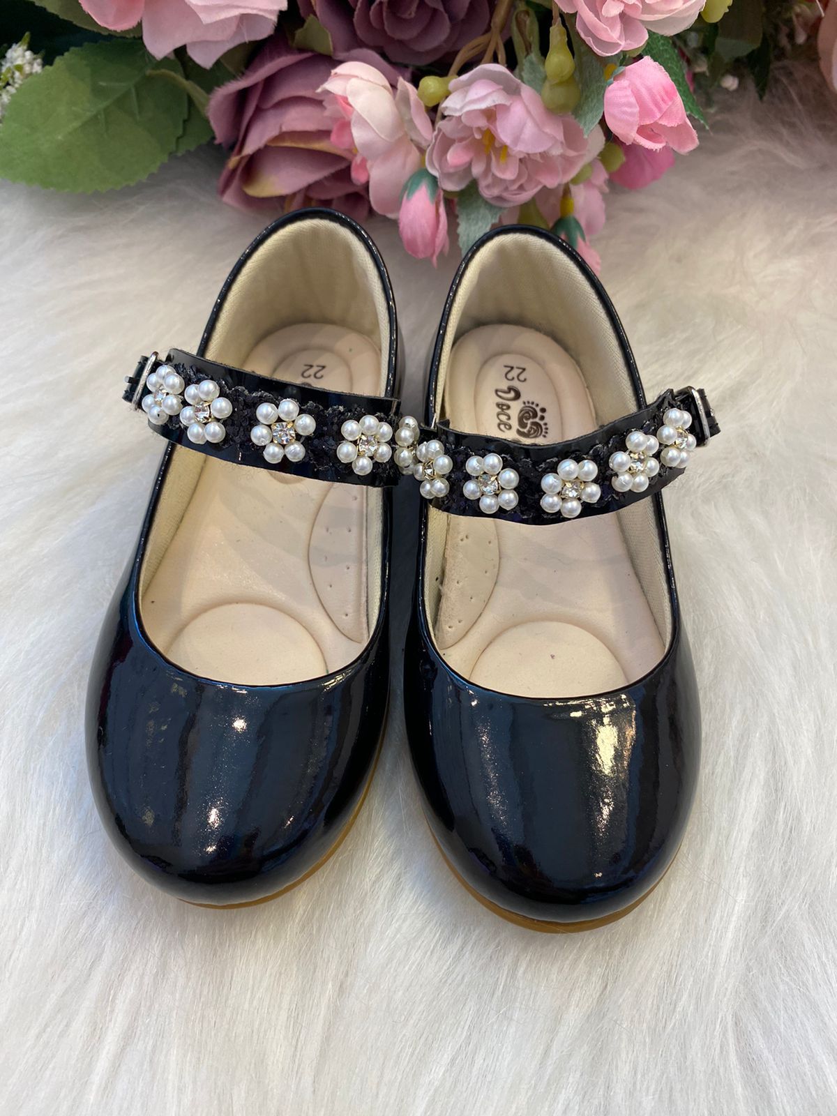 Sapatilha Preta Com Flor De Pérolas Para Meninas