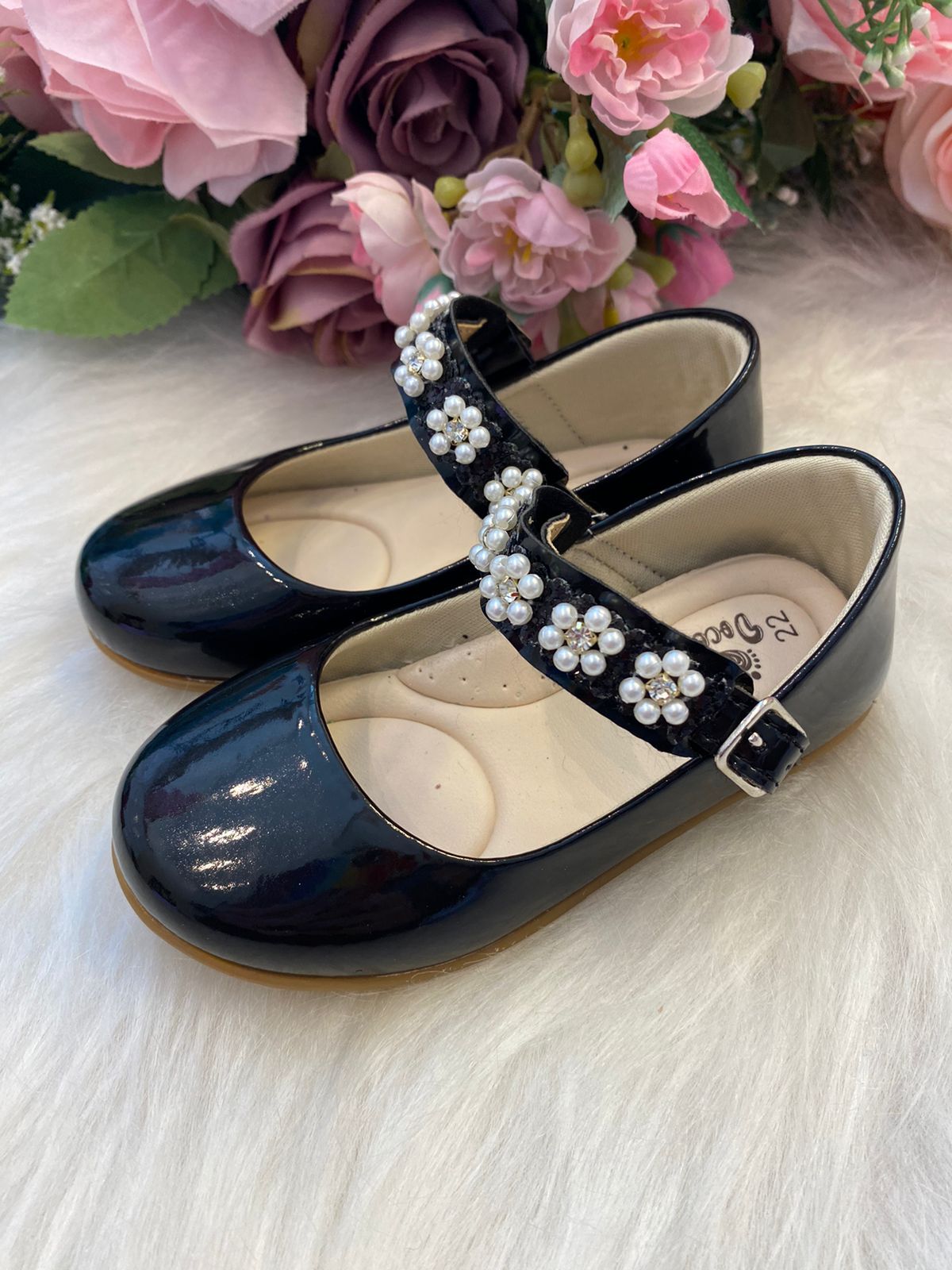 Sapatilha Preta Com Flor De Pérolas Para Meninas