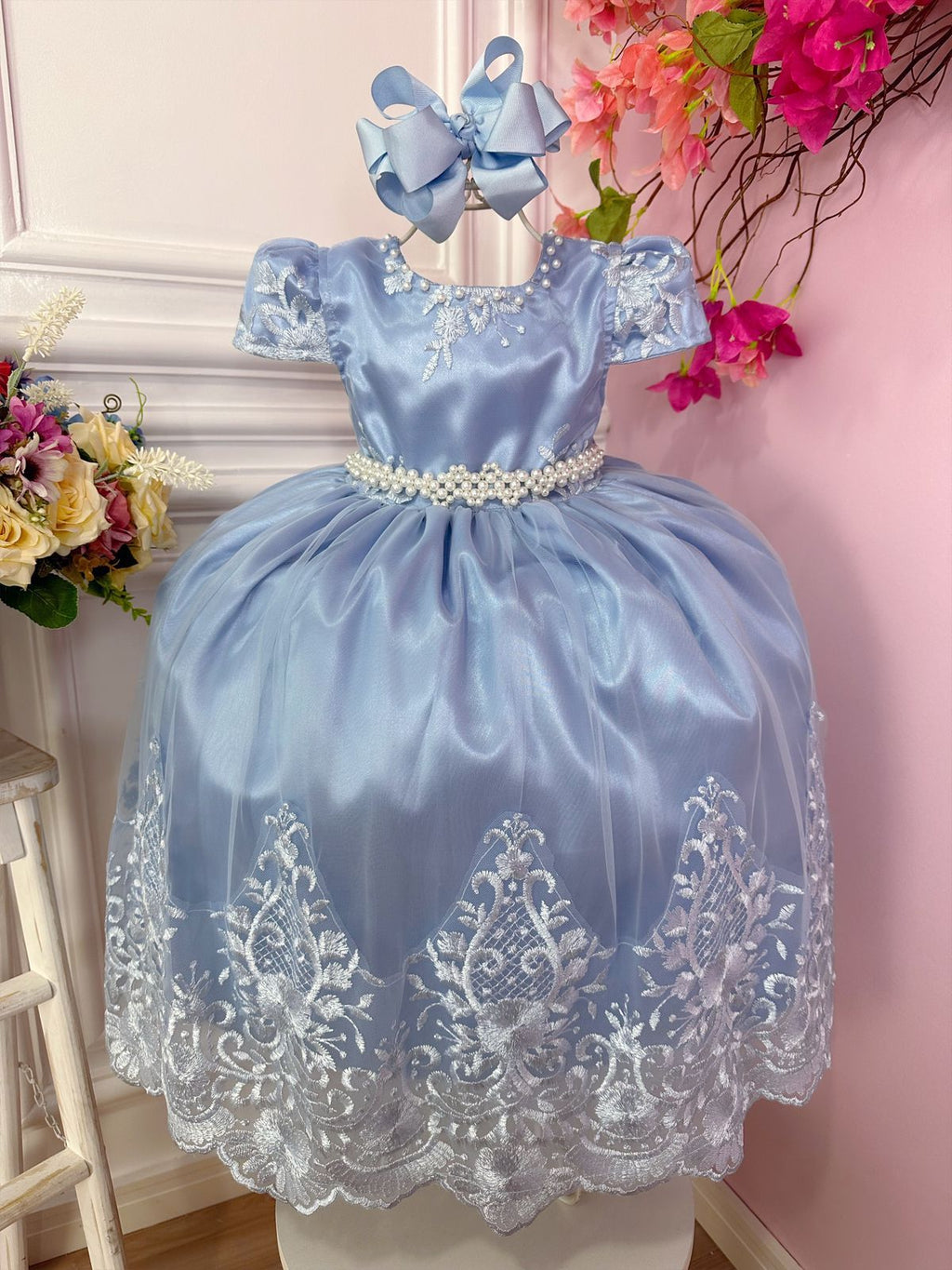 Vestido Infantil Azul com Renda Realeza e Cinto de Pérolas