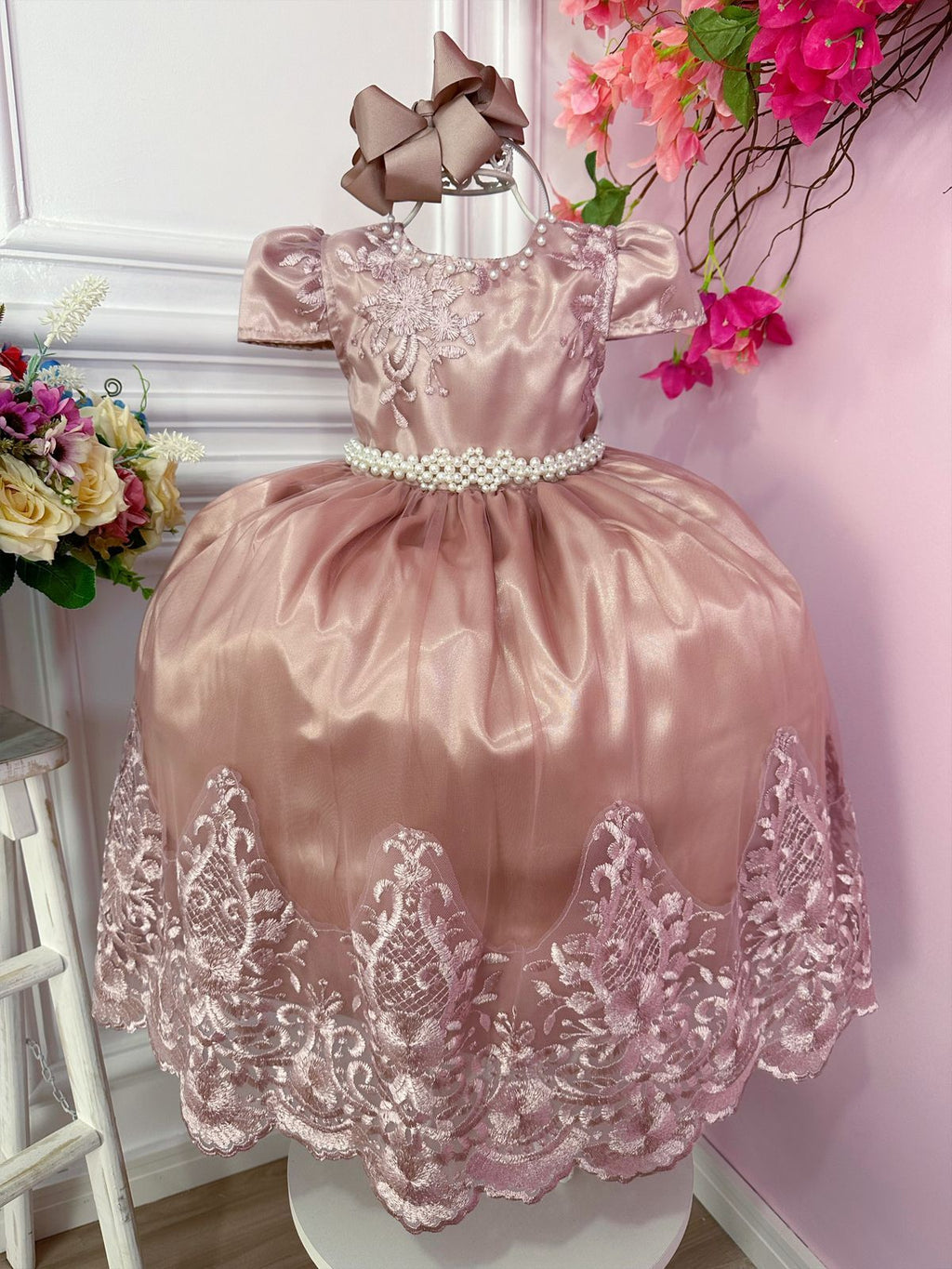 Vestido Infantil Rosa com Renda Realeza e Cinto de Pérolas