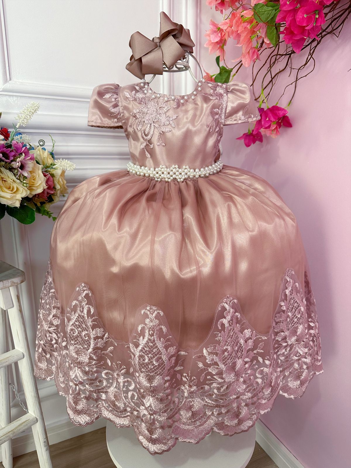 Vestido Infantil Rosa com Renda Realeza e Cinto de Pérolas