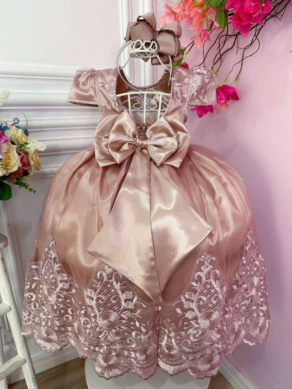 Vestido Infantil Rosa com Renda Realeza e Cinto de Pérolas