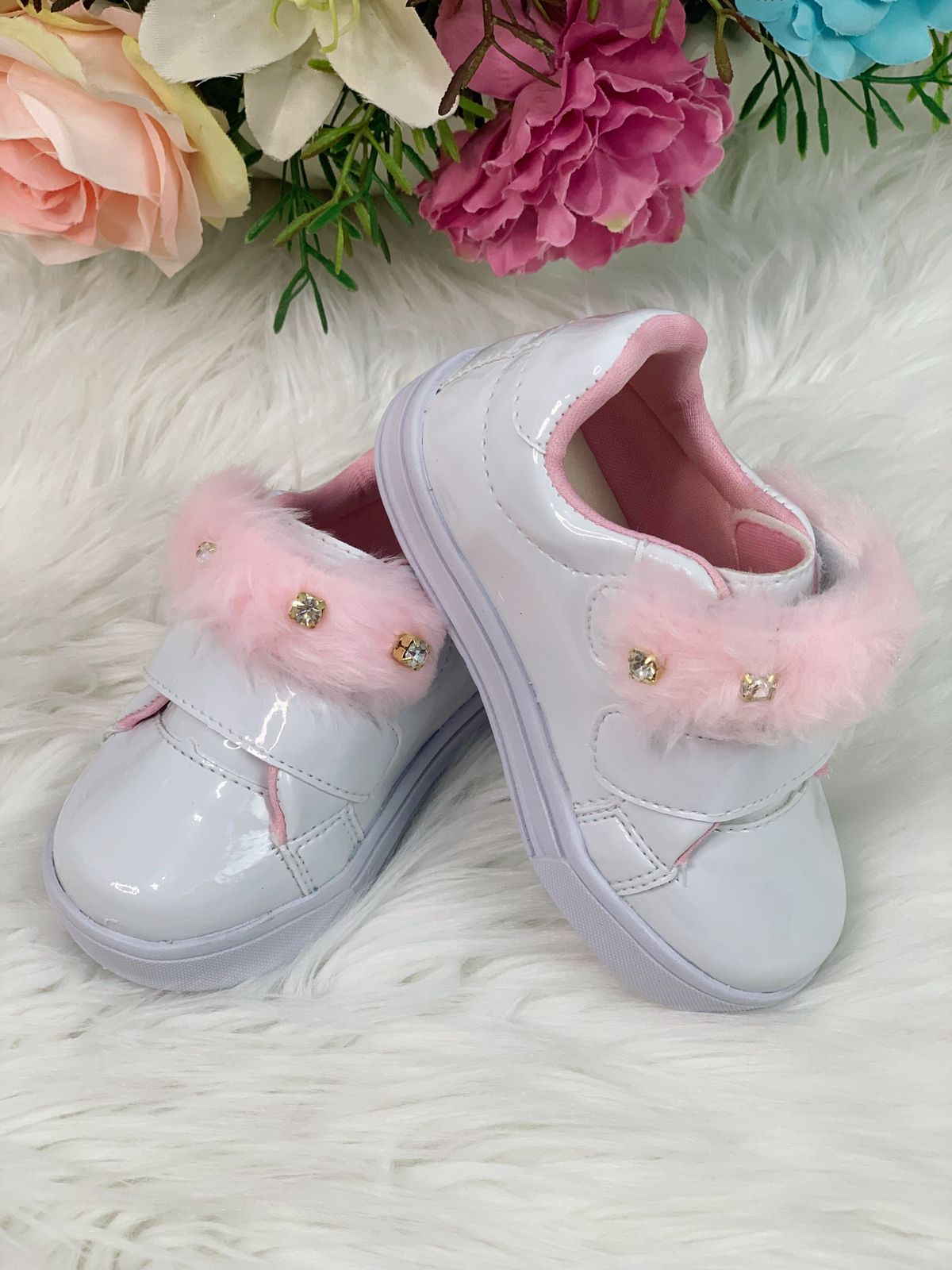 Tênis Branco Verniz Com Pelúcia e Strass Meninas