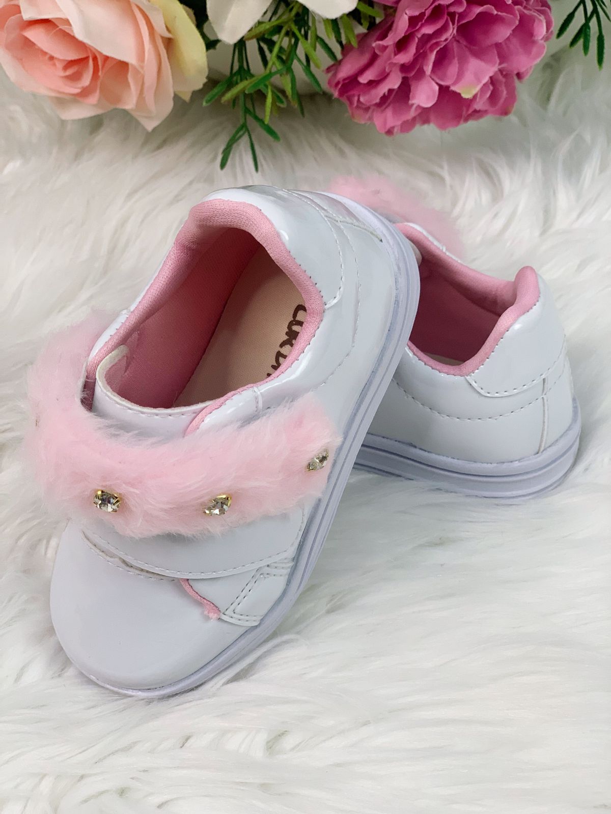 Tênis Branco Verniz Com Pelúcia e Strass Meninas