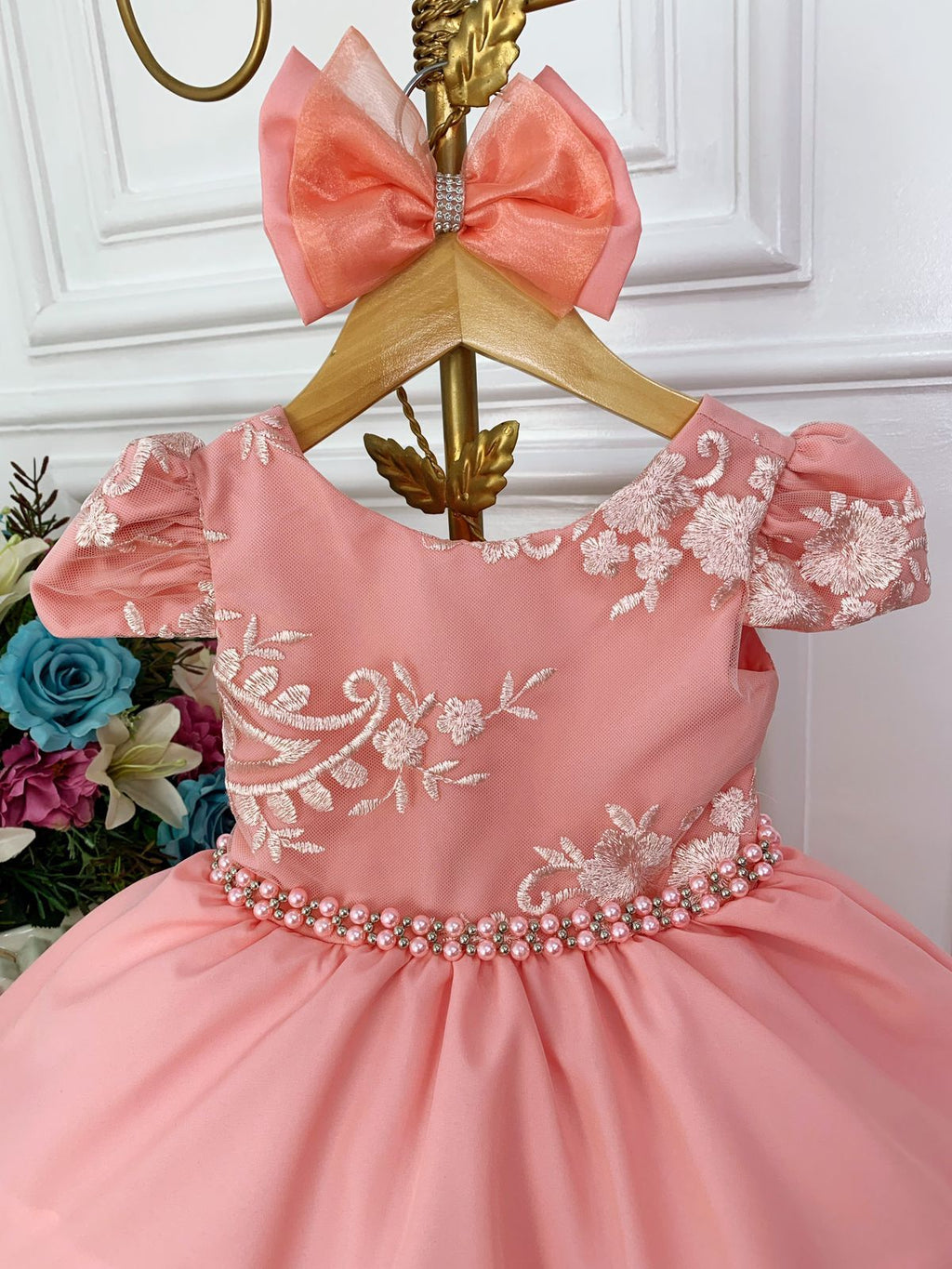 Vestido Infantil Goiaba com Renda e Cinto de Pérolas para Daminha de Honra