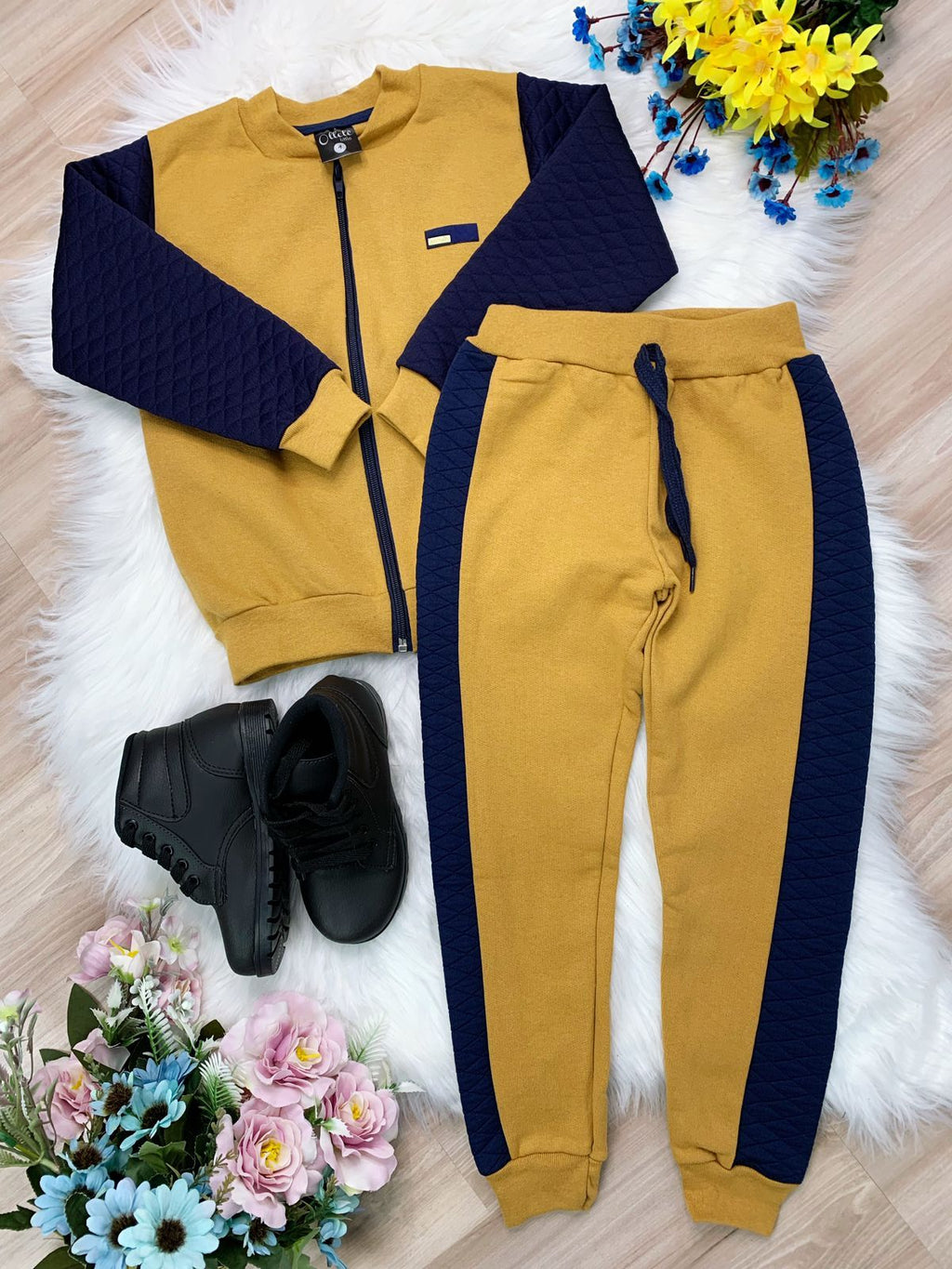 Conjunto Infantil de Moletom Caqui e Azul Marinho com Jaqueta e Calça Flanelada