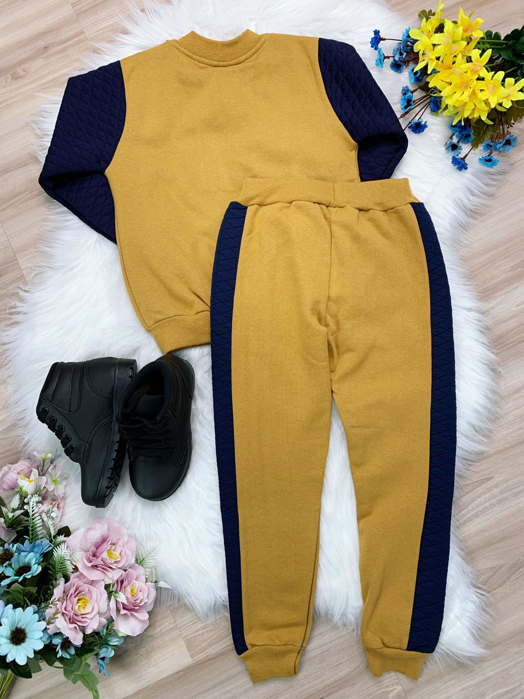 Conjunto Infantil de Moletom Caqui e Azul Marinho com Jaqueta e Calça Flanelada