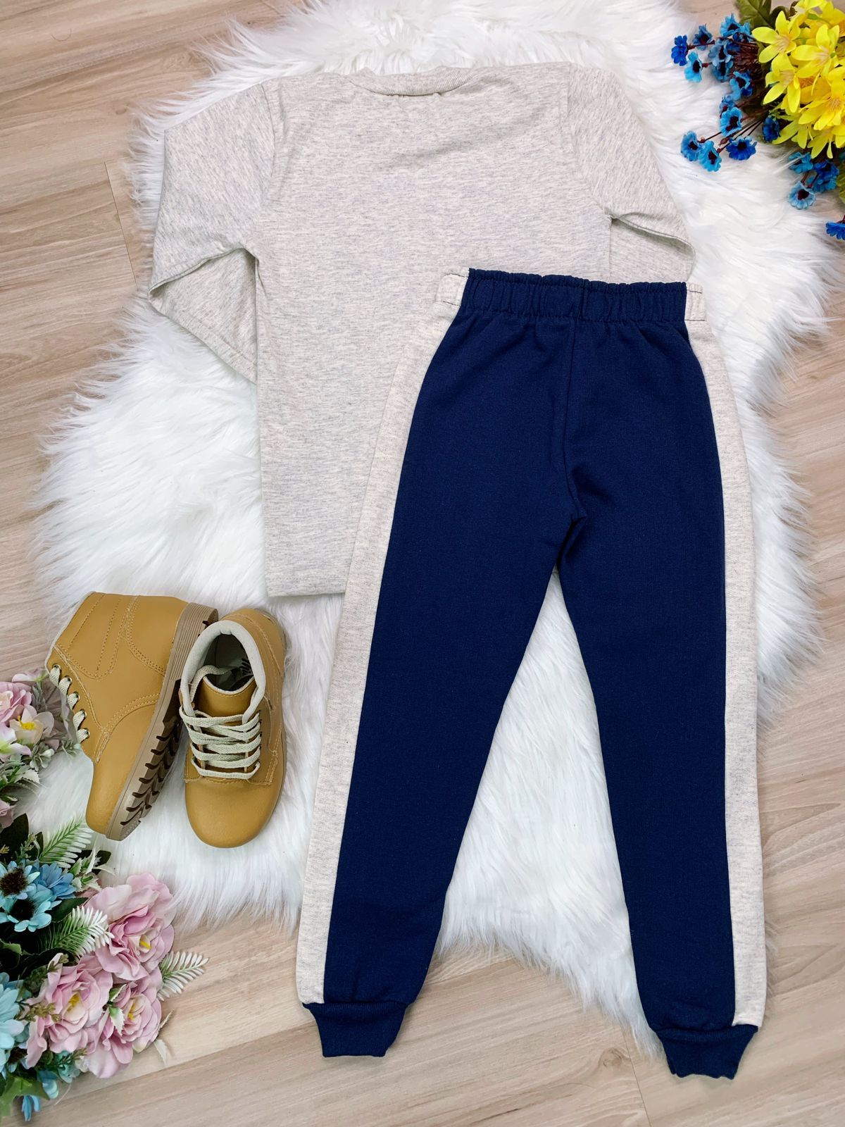 Conjunto de Moletom Blusa Marfim e Calça Azul Marinho Jogos