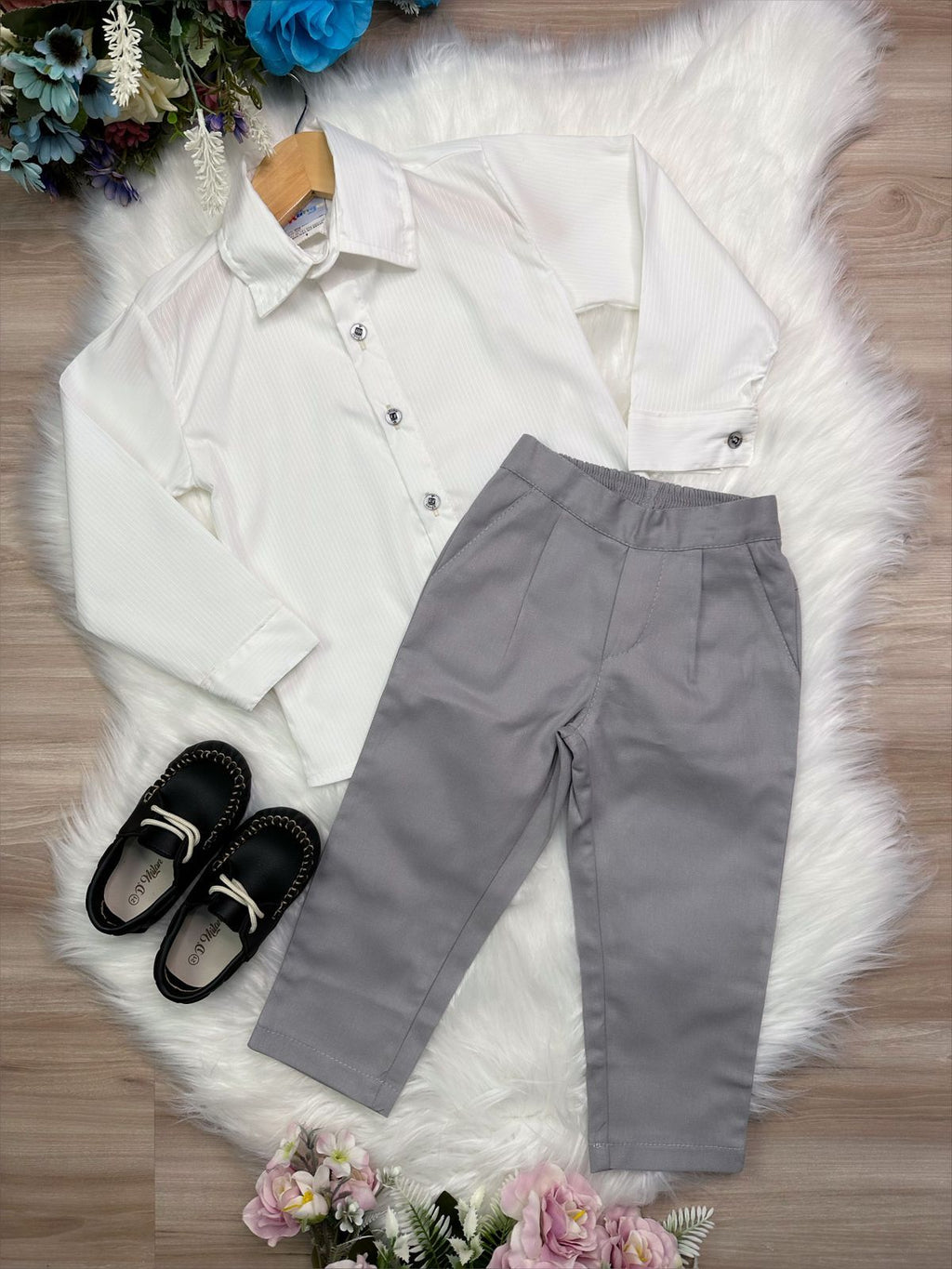Conjunto Social Off White e Caqui para Meninos com Calça de Sarja e Camisa