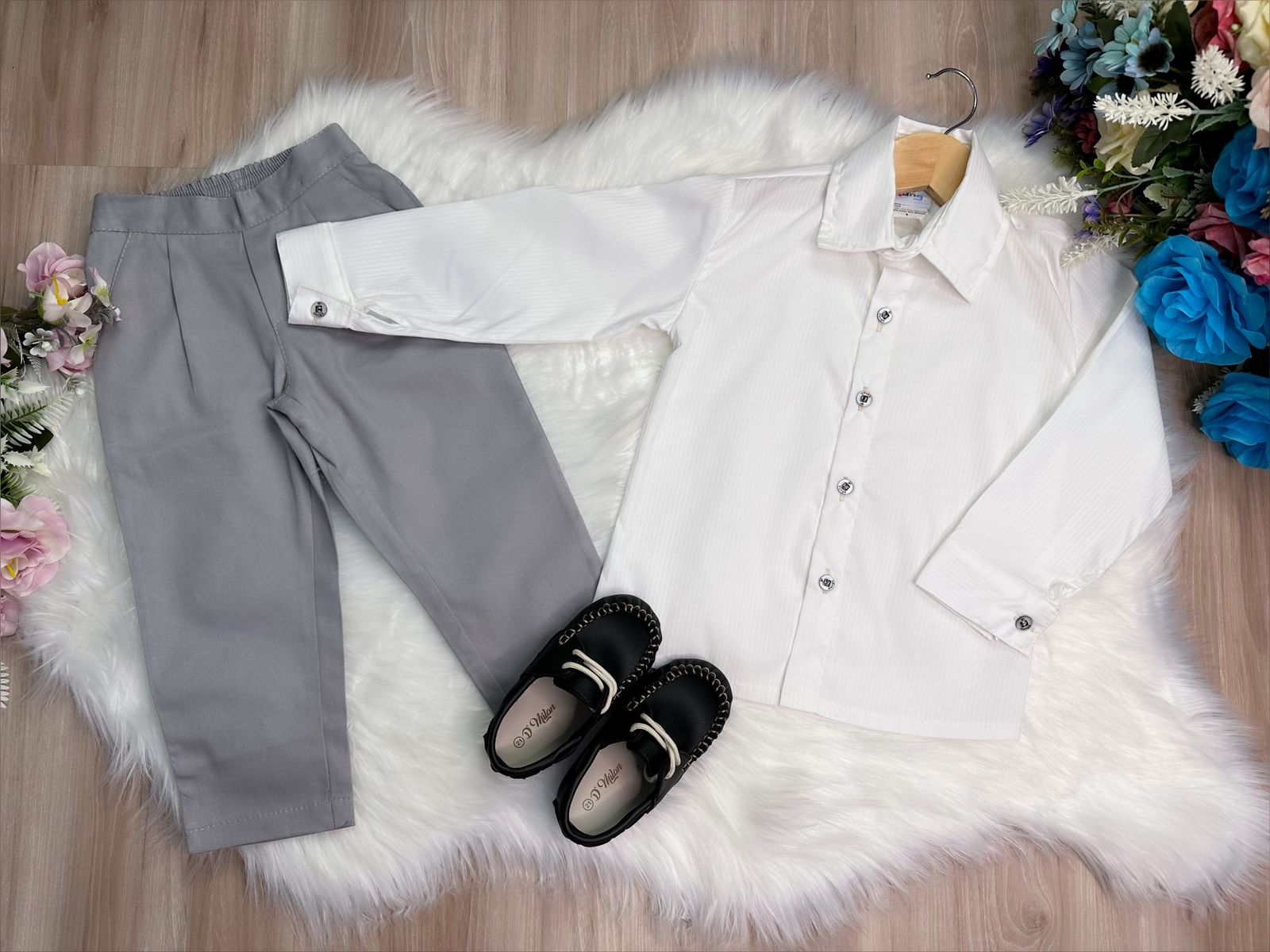 Conjunto Social Off White e Caqui para Meninos com Calça de Sarja e Camisa