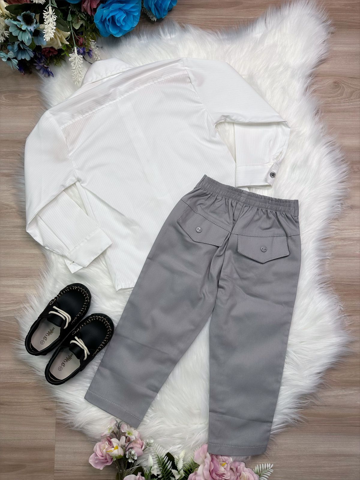 Conjunto Social Off White e Caqui para Meninos com Calça de Sarja e Camisa