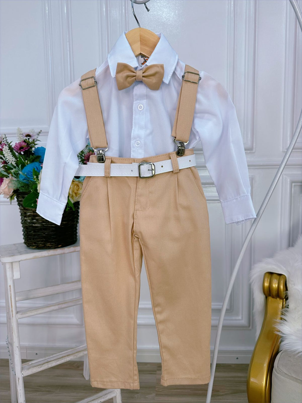 Conjunto Social Caqui com Camisa, Gravata, Calça e Suspensório