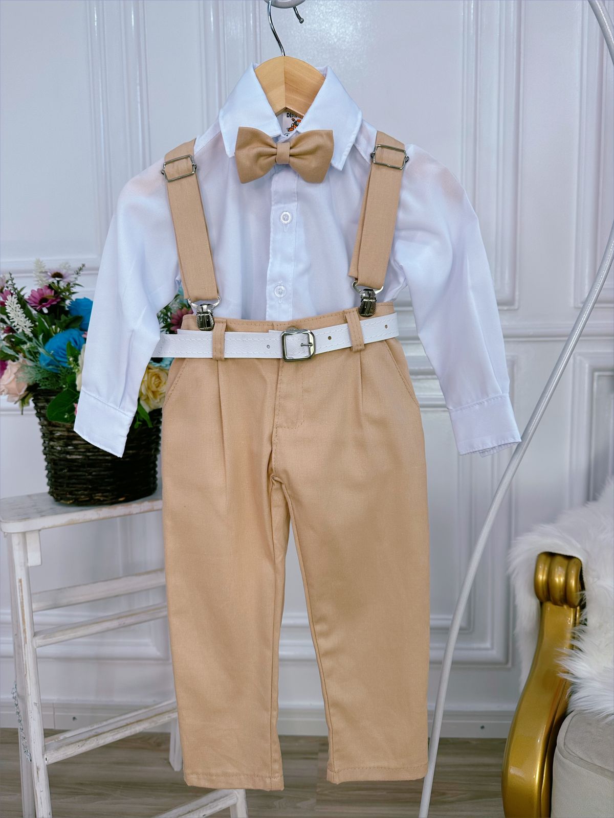 Conjunto Social Caqui com Camisa, Gravata, Calça e Suspensório