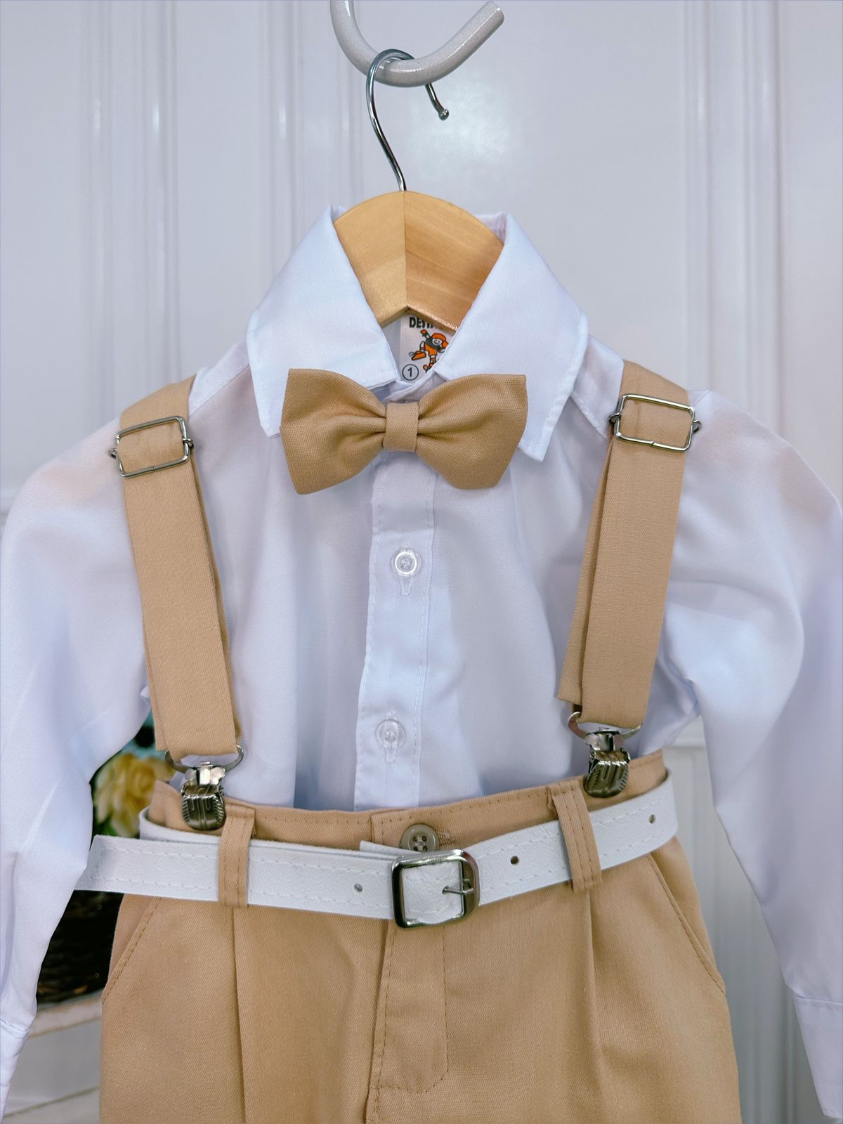 Conjunto Social Caqui com Camisa, Gravata, Calça e Suspensório