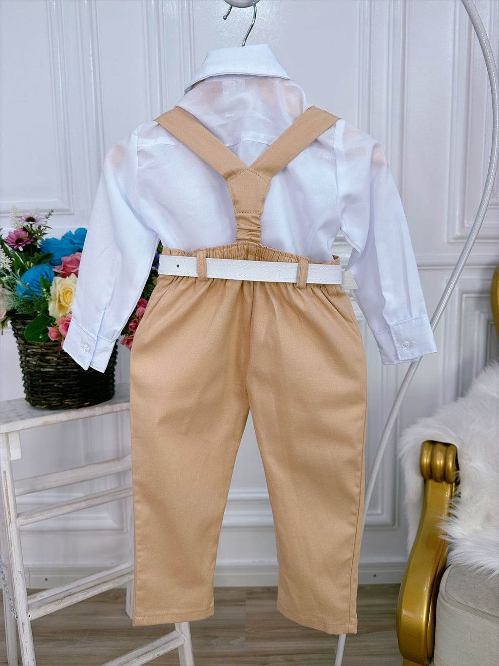 Conjunto Social Caqui com Camisa, Gravata, Calça e Suspensório