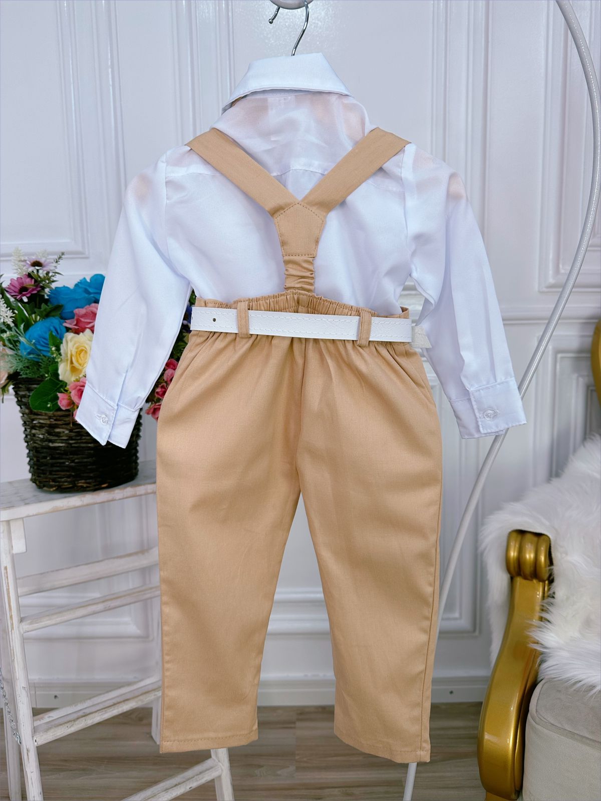 Conjunto Social Caqui com Camisa, Gravata, Calça e Suspensório