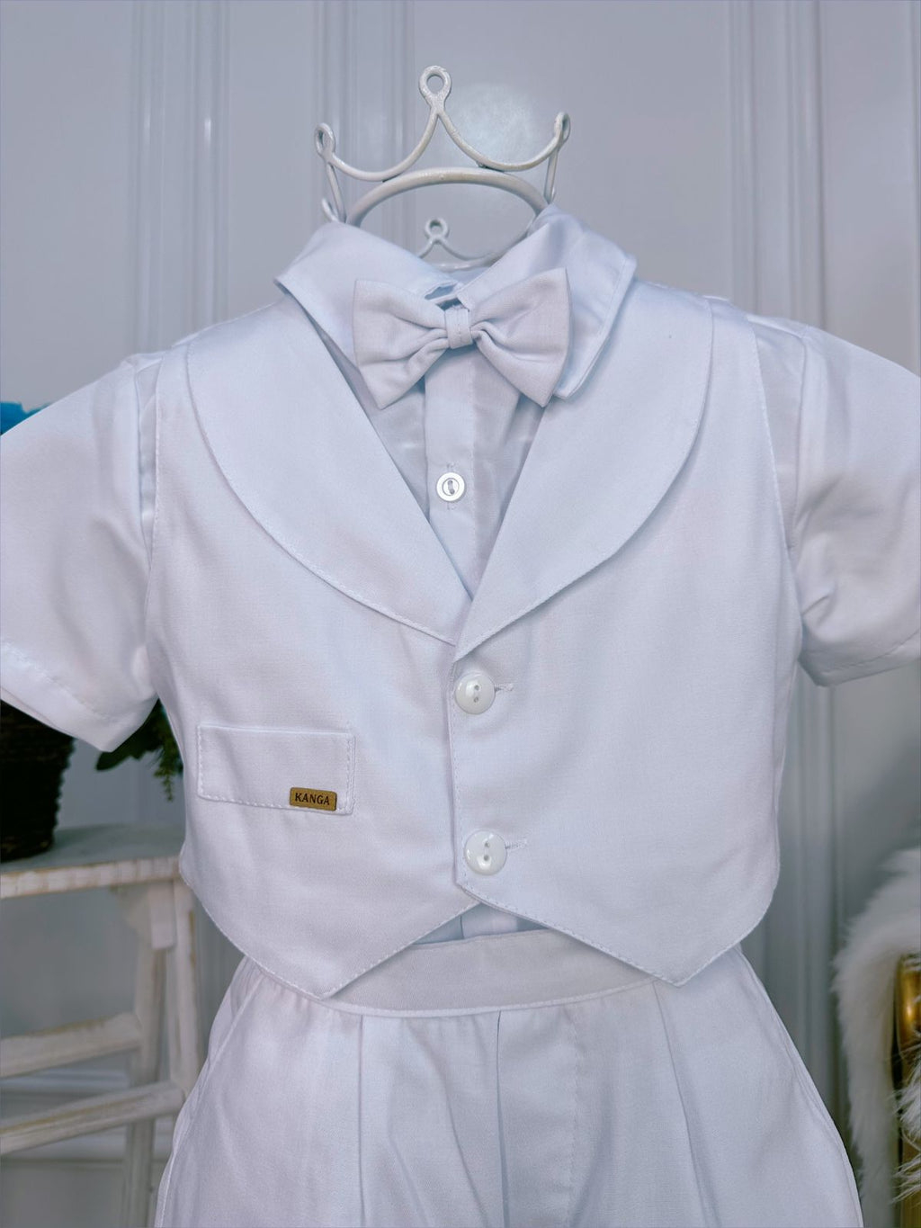 Conjunto Social Branco com Short, Camisa, Colete, Gravata e Suspensório