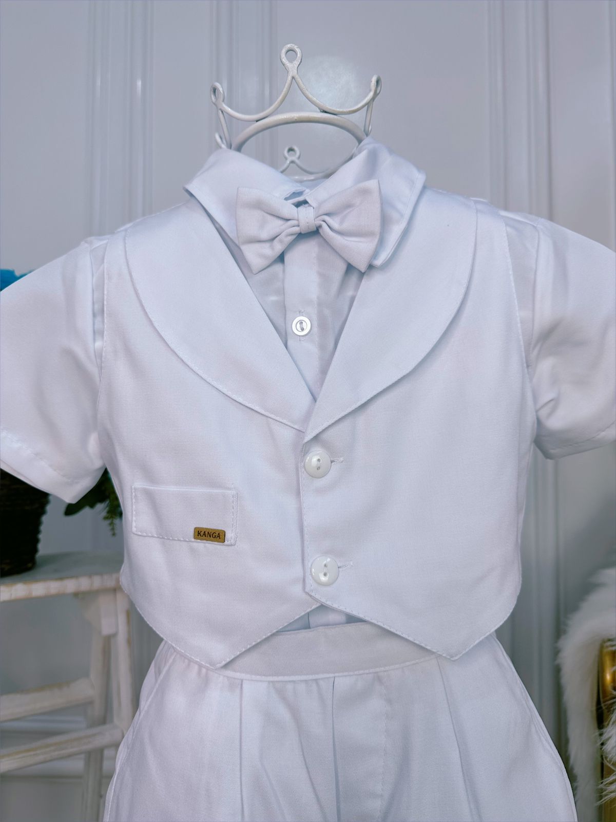 Conjunto Social Branco com Short, Camisa, Colete, Gravata e Suspensório